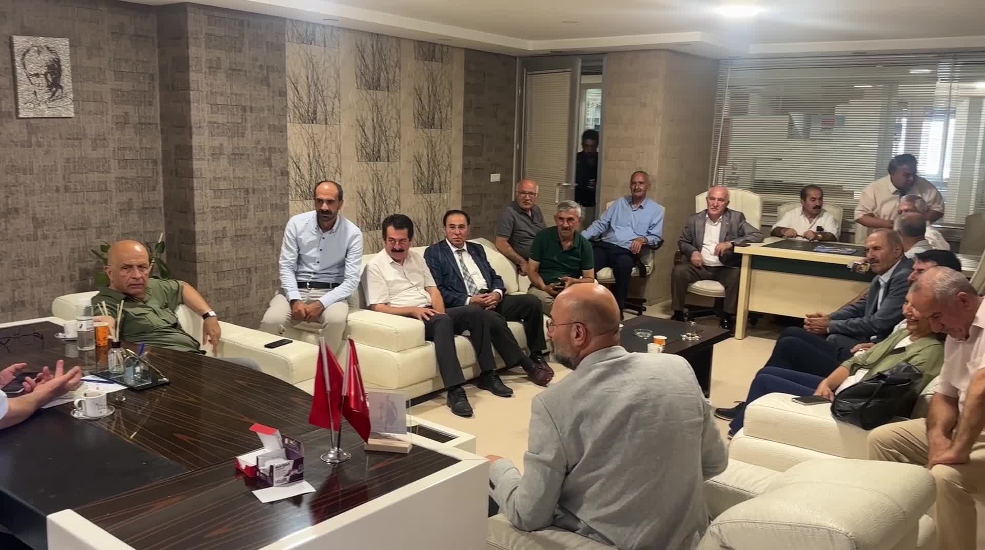 CHP milletvekilleri sahada... Vanlı esnaf: “Ekrem İmamoğlu'nun diplomasının iptal edilmesi haksızlık"
