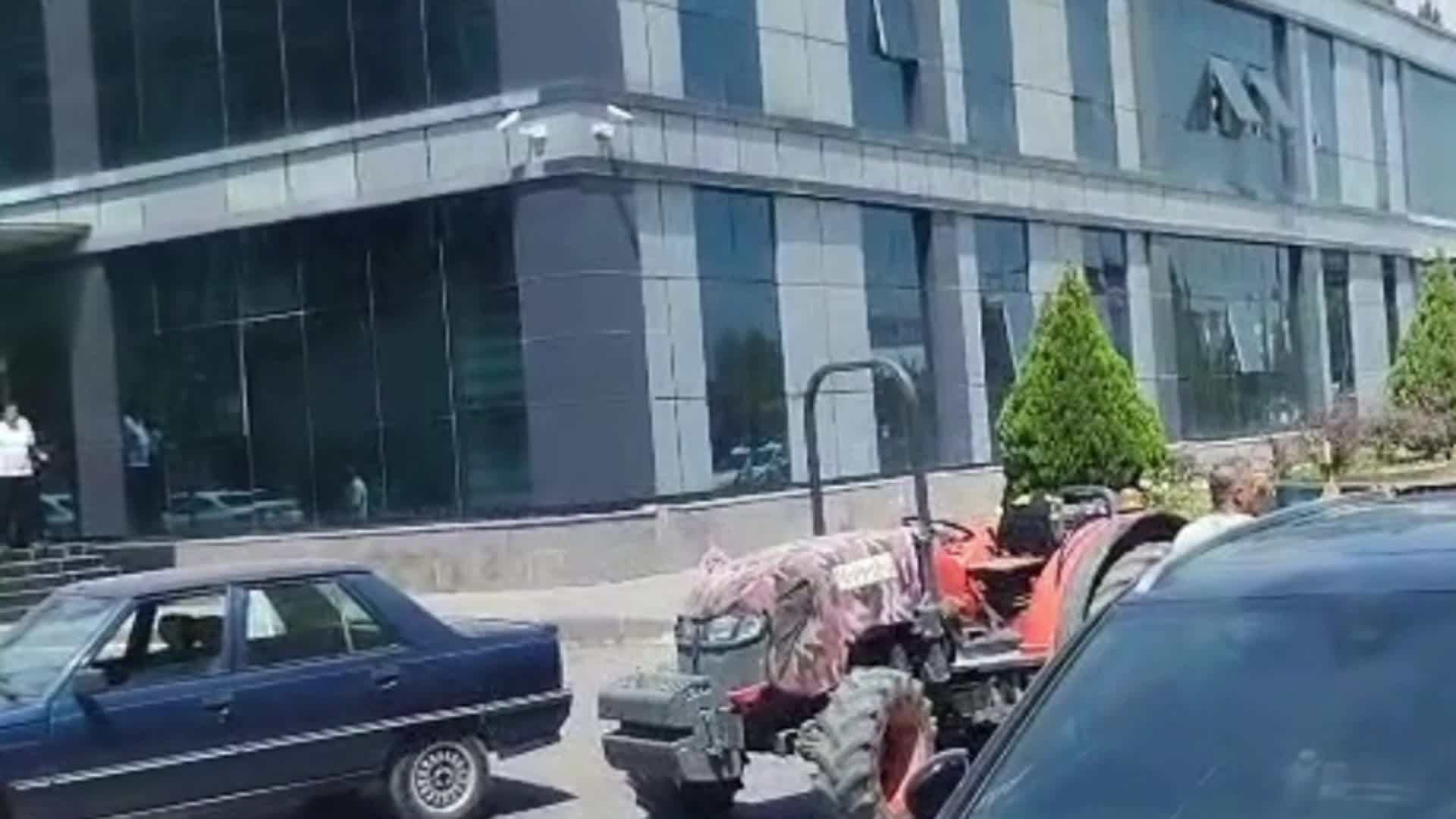 Kahramanmaraş'ta susuz kalan vatandaşlar, belediye binasına giderek duruma tepki gösterdi