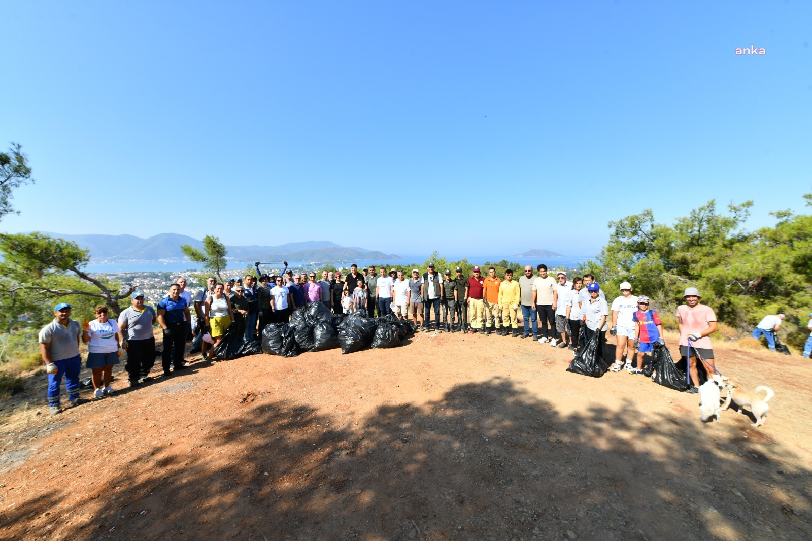 Fethiye Belediyesi’nden Foça Mahallesi Huzurevi Tepesi’nde temizlik çalışması