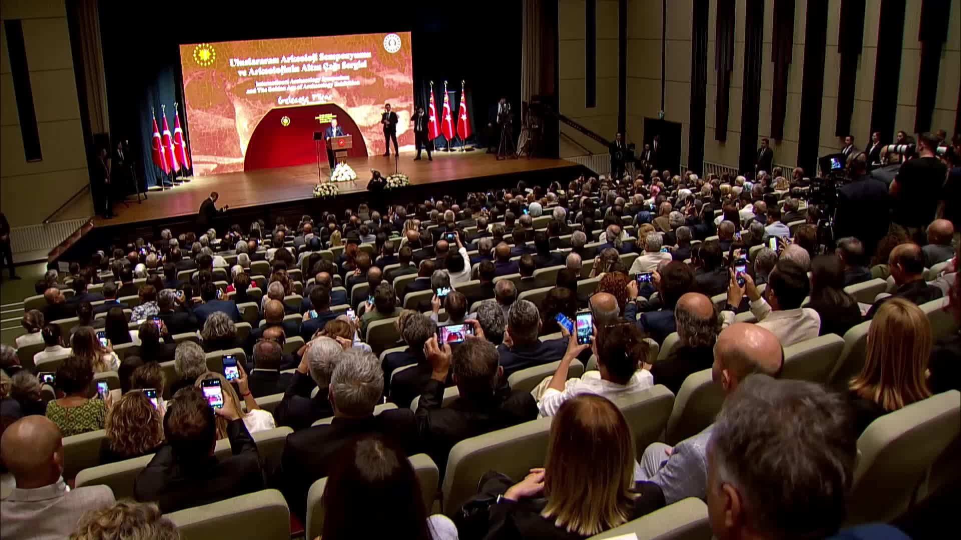 Cumhurbaşkanı Erdoğan: "Sevr’i yırtıp atarken milletimizin kökleriyle bağını kesmeyi amaçlayan dayatmaları da boşa çıkardık"