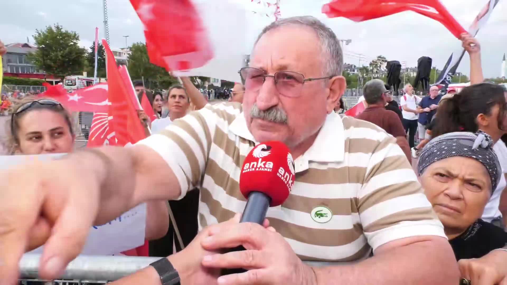 CHP'nin Tuzla mitinginde yurttaşlardan 'sahte diploma' tepkisi: Ekrem İmamoğlu'nun gerçek diploması iptal edilerek cezaevine konuldu. Şimdi görüyoruz ki binlerce sahte diplomalılar var