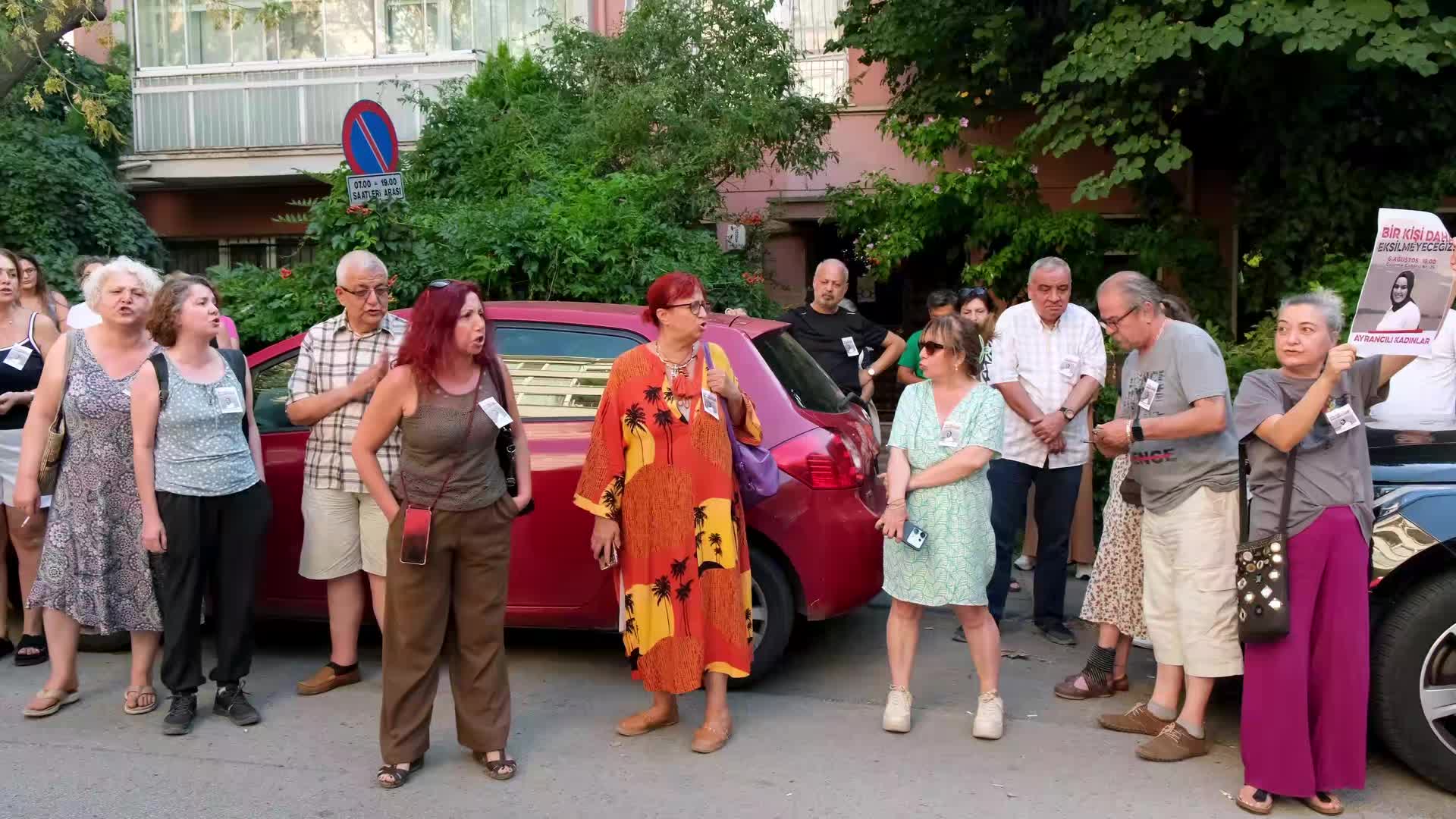 Ayrancılı kadınlar, öldürülen TBMM personeli Saliha Akkaş için yol kapatma eylemi  yaptı