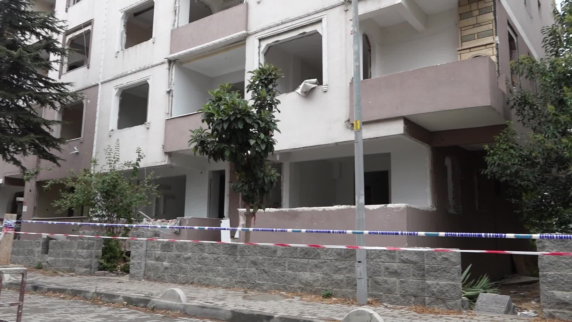 Büyükçekmece’de "çok riskli" olduğu tespit edilen bir site daha yıkıldı