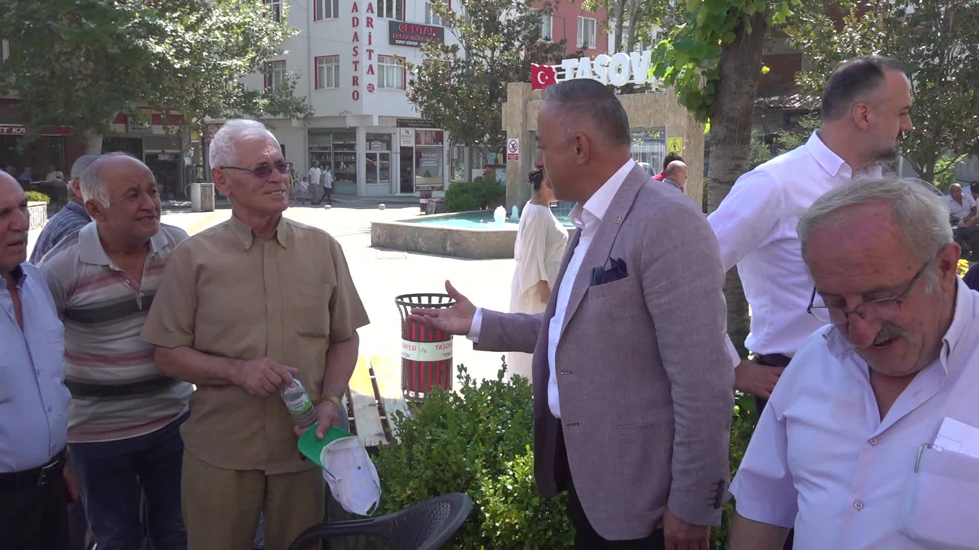 CHP milletvekileri sahada... Mehmet Tahtasız, Amasya'da bir zincir markete girerek "indirimli diploma" sordu