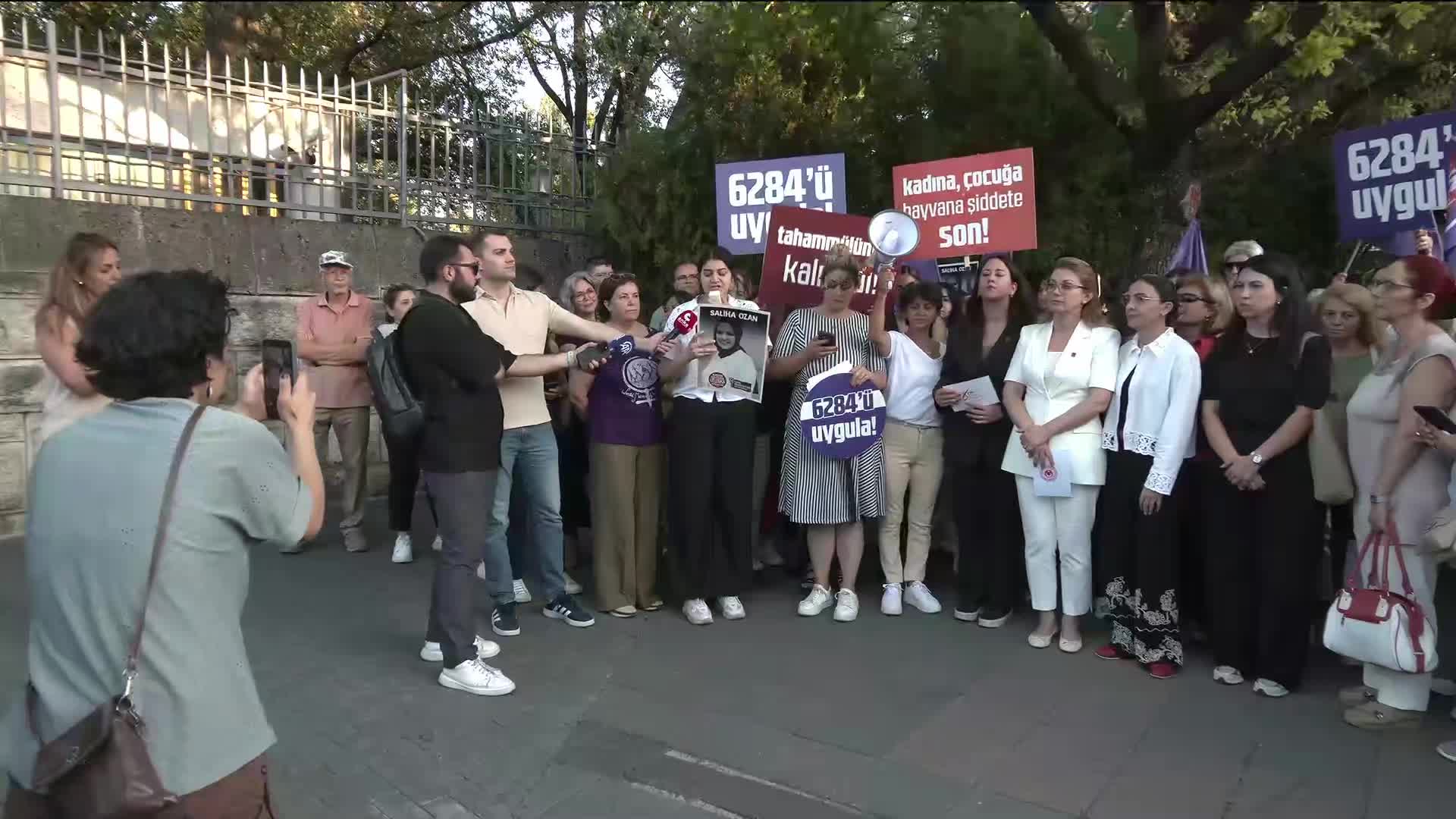 CHP Kadın Kolları'ndan TBMM önünde Saliha Akkaş protestosu: Meclis'i derhal göreve çağırıyoruz, 6284'ü ve İstanbul Sözleşmesi'ni uygulayın