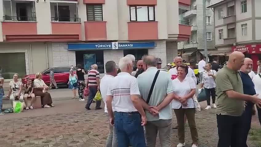 Beşikdüzü'nde boşanma aşamasında olduğu erkek tarafından öldürülen Sinem Topaloğlu için düzenlenen eylemde kadın cinayetleri protesto edildi
