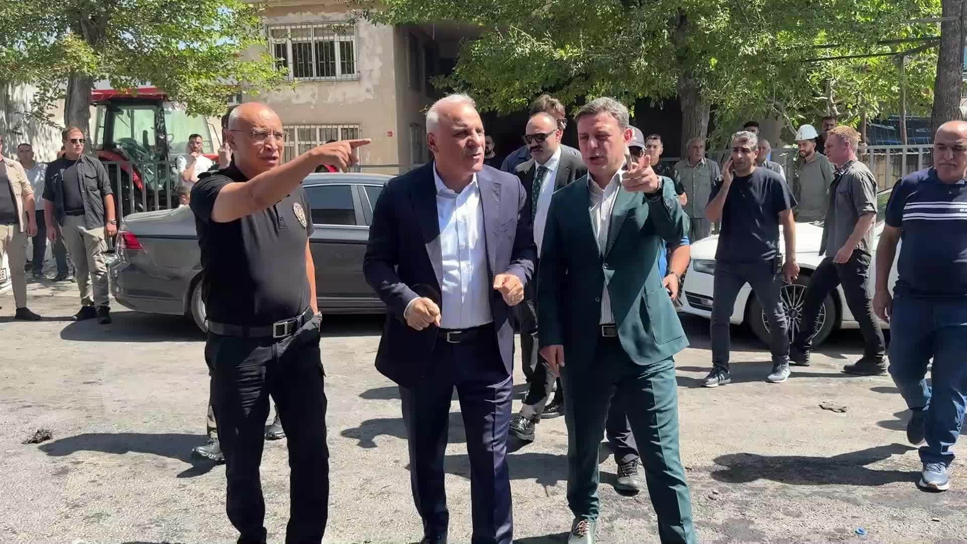 Diyarbakır’da Traktörcüler Sitesi’nde yangın… Vali Zorluoğu: “Yangında 3 dükkan, 19 traktör ve  1 otomobil yandı”