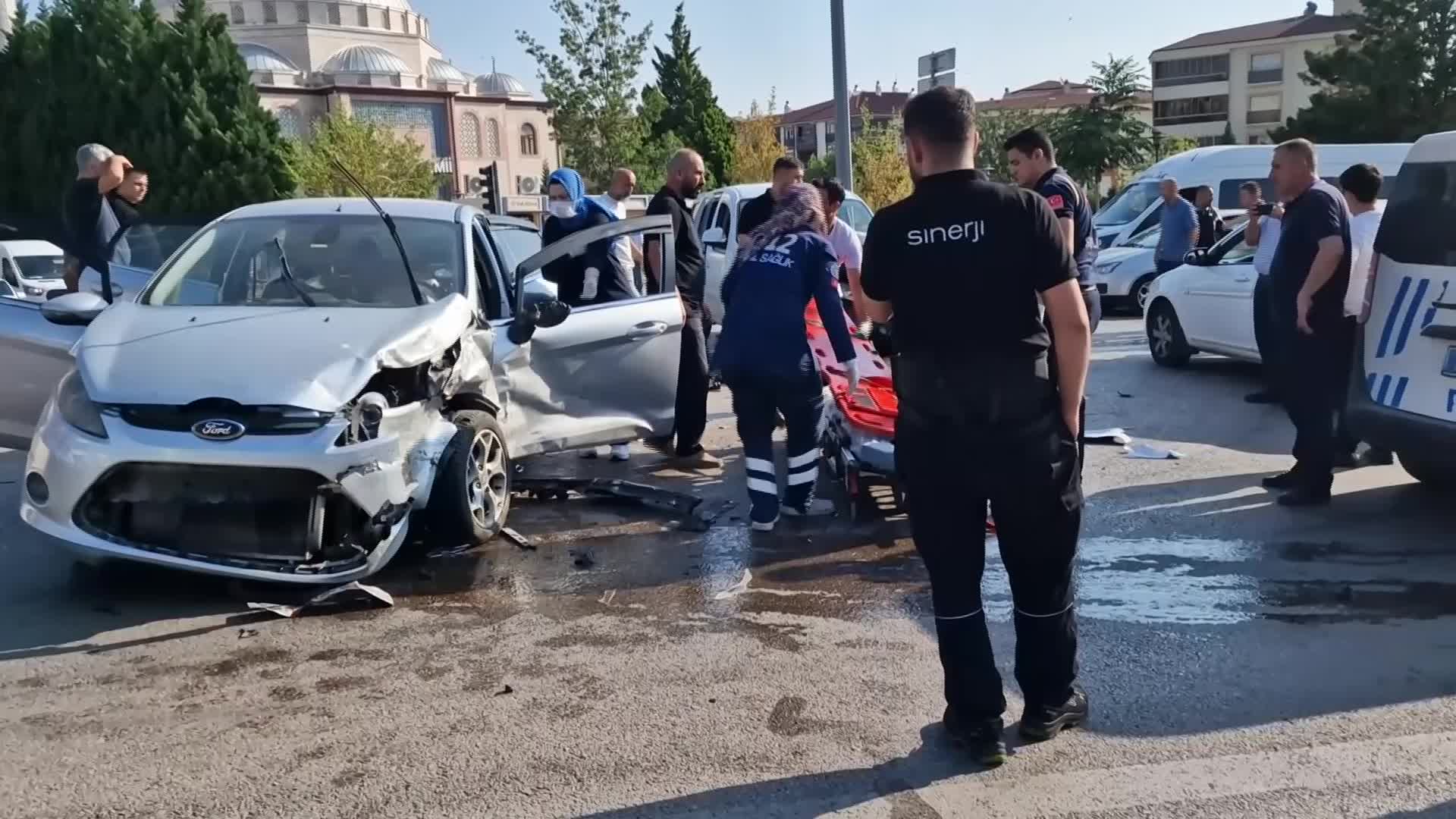 Kırıkkale’de trafik kazası: 2’si polis 3 kişi yaralandı