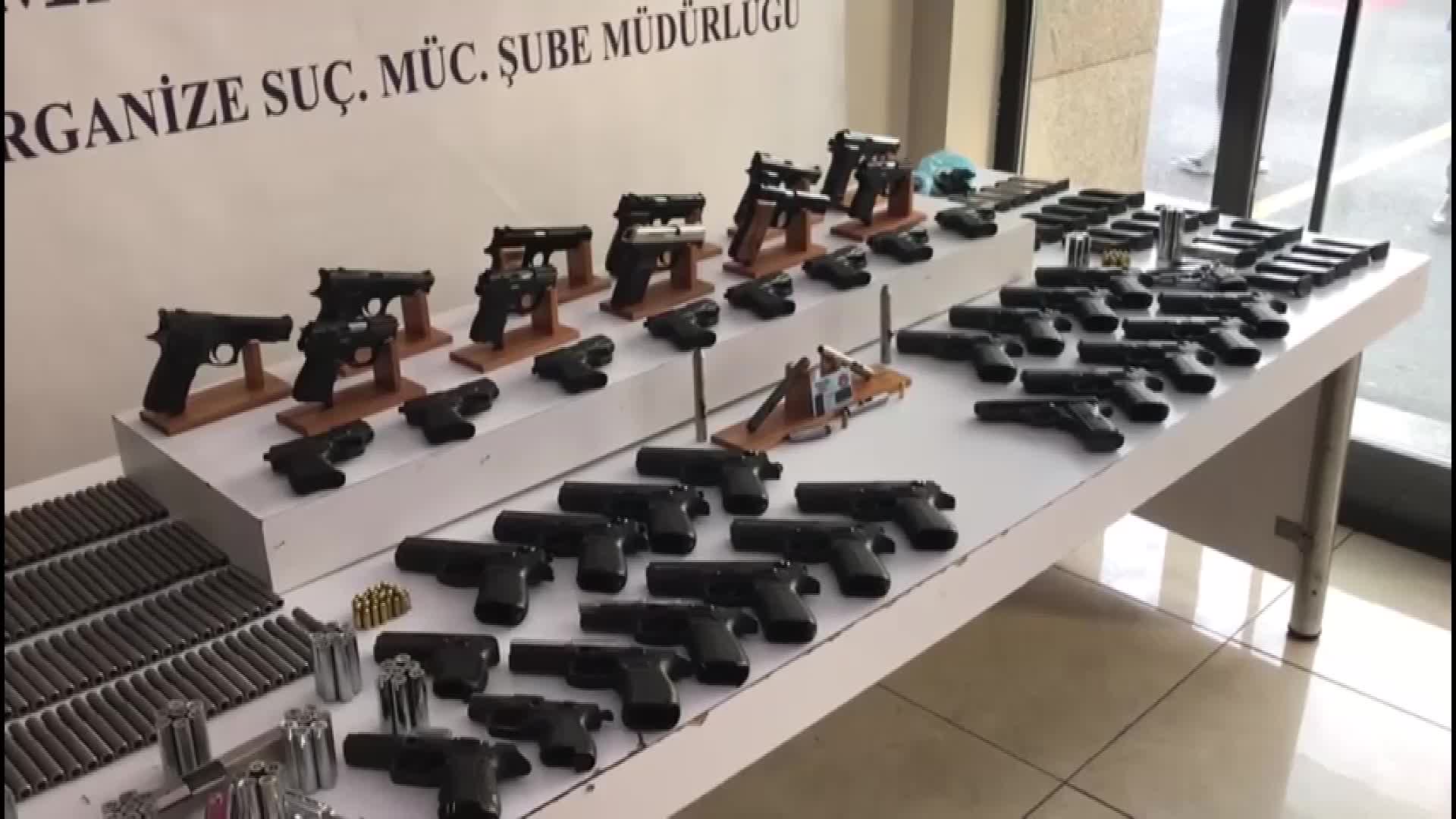 İSTANBUL'DA SİLAH KAÇAKÇILIĞINA YÖNELİK OPERASYON: 8 KİŞİ GÖZALTINA ALINDI