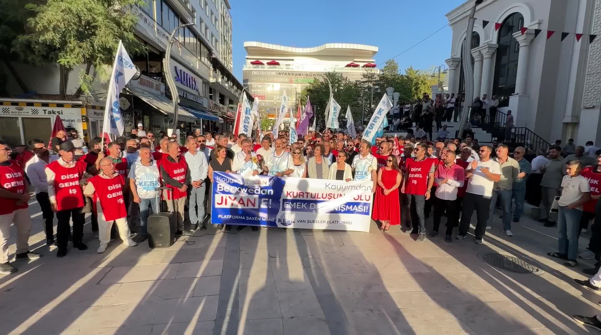 Van'da işten çıkarılan işçilerin eylemi 10'uncu gününde de sürüyor
