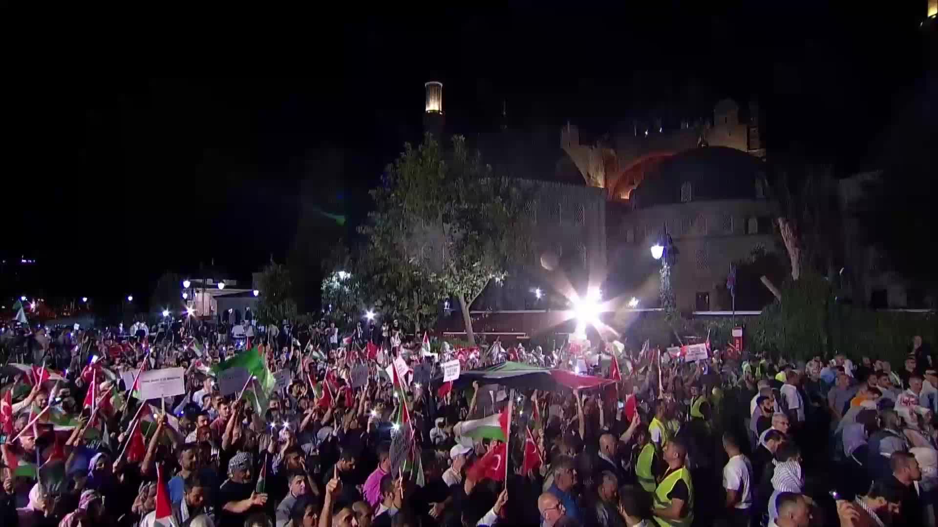 İstanbul'da Gazze'ye destek yürüyüşü...Filistin'e Destek Platformu Başkanı Güney: Bundan sonra sokaklardan asla ayrı kalmayacağız