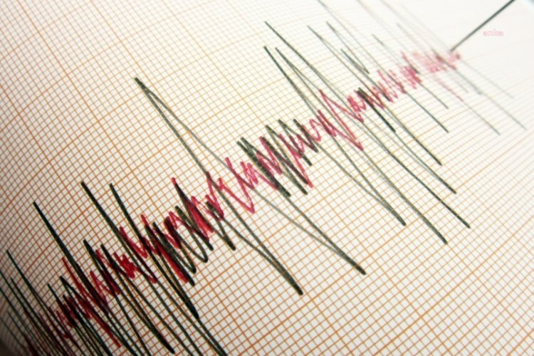 Balıkesir'deki deprem... Yerlikaya: "Yıkılan binada bir yaşlı teyzemize ulaştık, enkaz altındaki bir vatandaşla ilgili çalışmalar sürüyor"