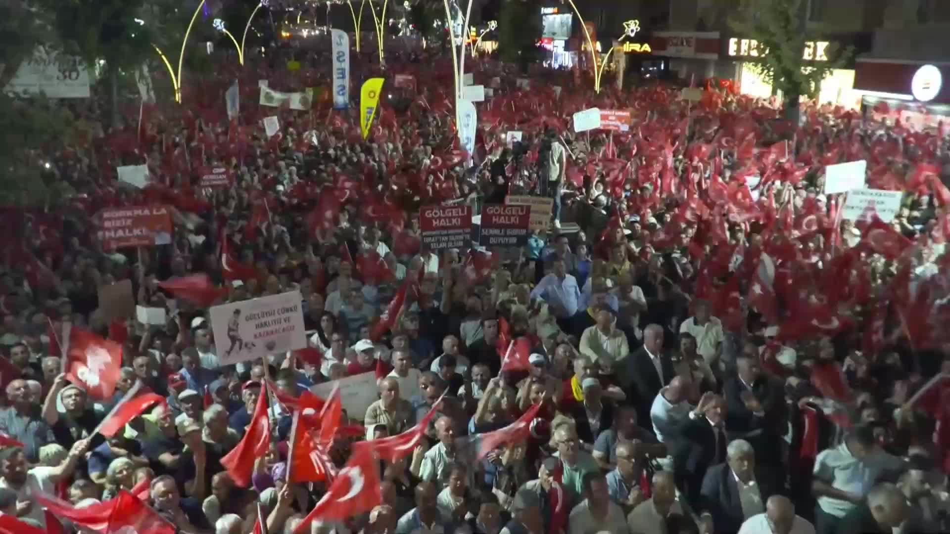 Özgür Özel, Tokat'ta "Millet İradesine Sahip Çıkıyor" mitinginde konuştu: "Komisyonun bütün toplantıları gizli olacakmış gibi gösterenler var, CHP'nin olduğu yerde kimse milletten bir şey kaçıramaz"