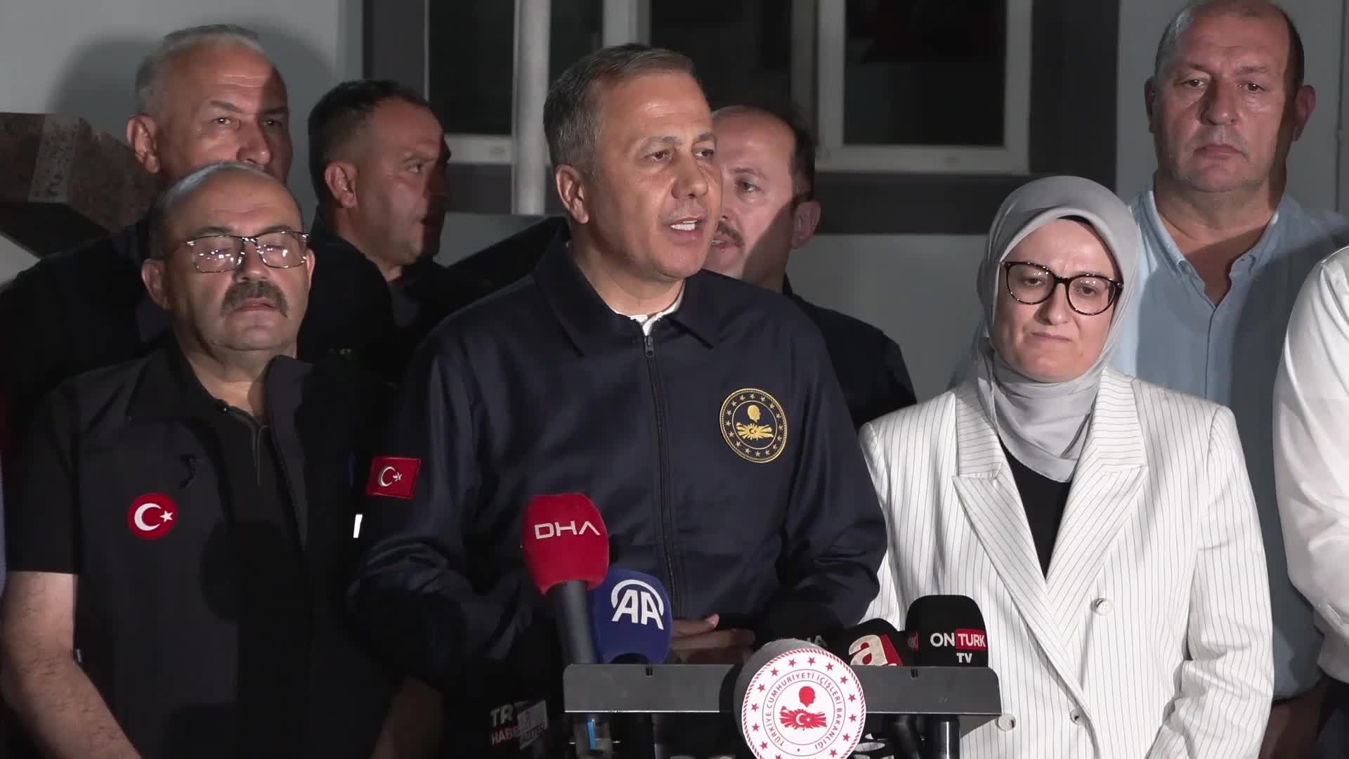 Balıkesir'deki deprem... Yerlikaya: "1 kişi yaşamını yitirdi, 29 kişi yaralandı"