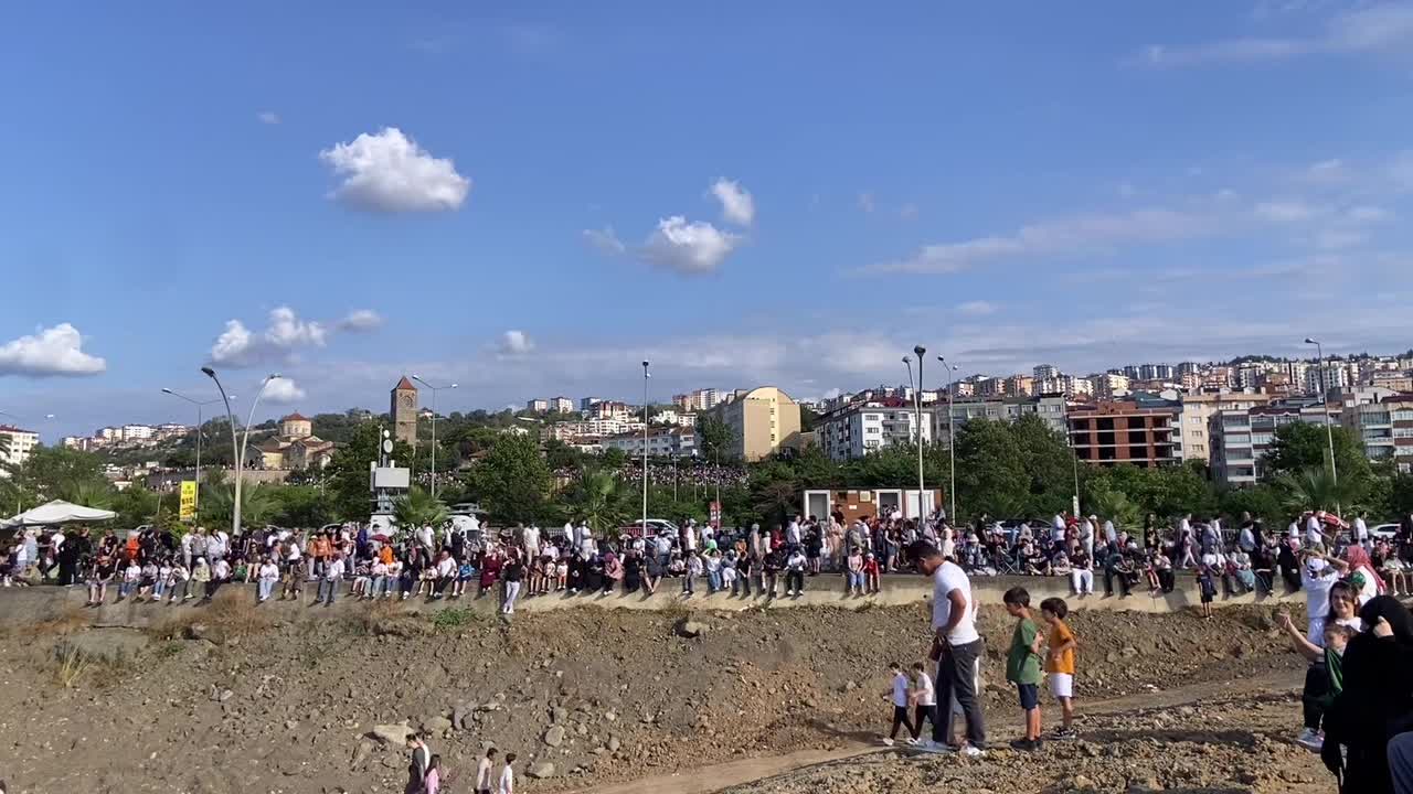 Türk Yıldızları, Trabzon’da şehit Hava Pilot Yüzbaşı Burak Gençcelep için uçtu