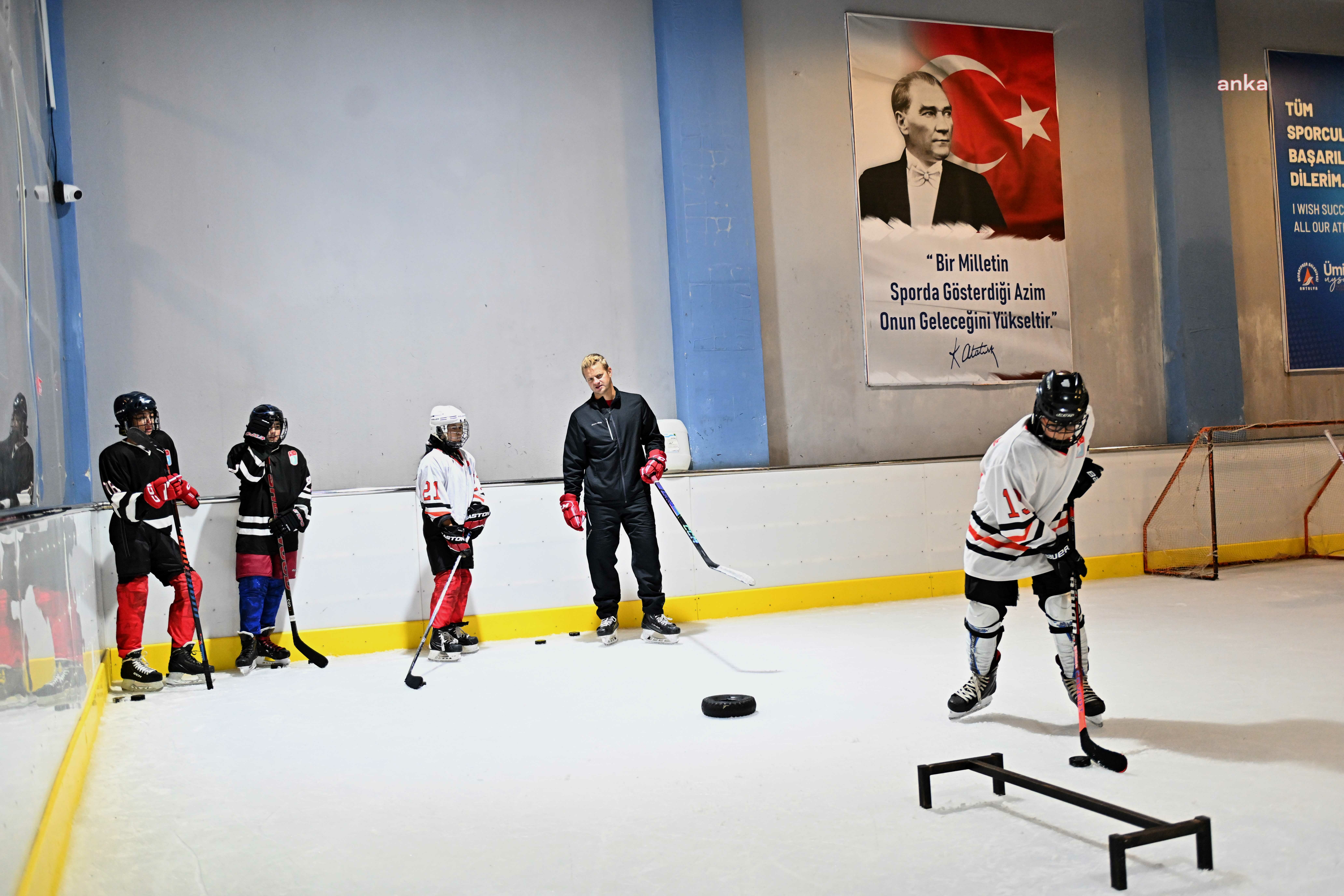 Buz Hokeyi Gelişim Kampı'nın antrenmanları, Muratpaşa Belediyesi'nin buz pistinde yapıldı