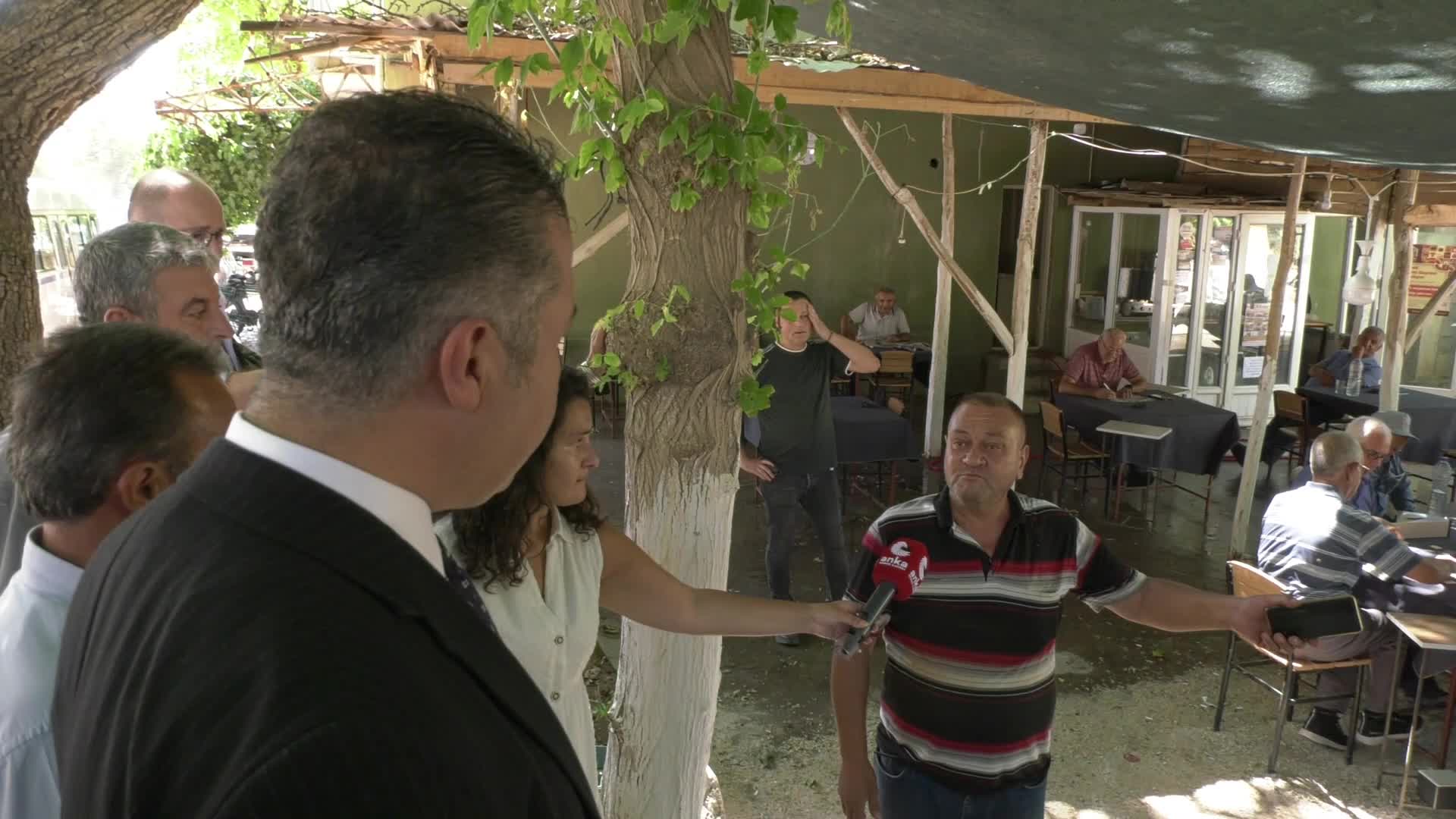 CHP'nin il ziyaretleri... İzzet Akbulut'a konuşan Başmakçılı yurttaş: Kahvede bu halkın ne işi var? Bu köye ekmek lazım, aş lazım