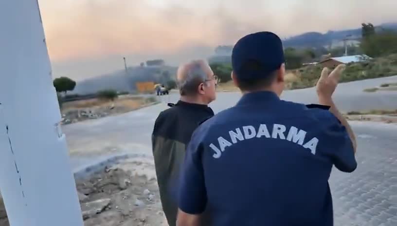 Çanakkale Valisi Ömer Toraman, yangınla mücadele çalışmalarını yerinde takip etti