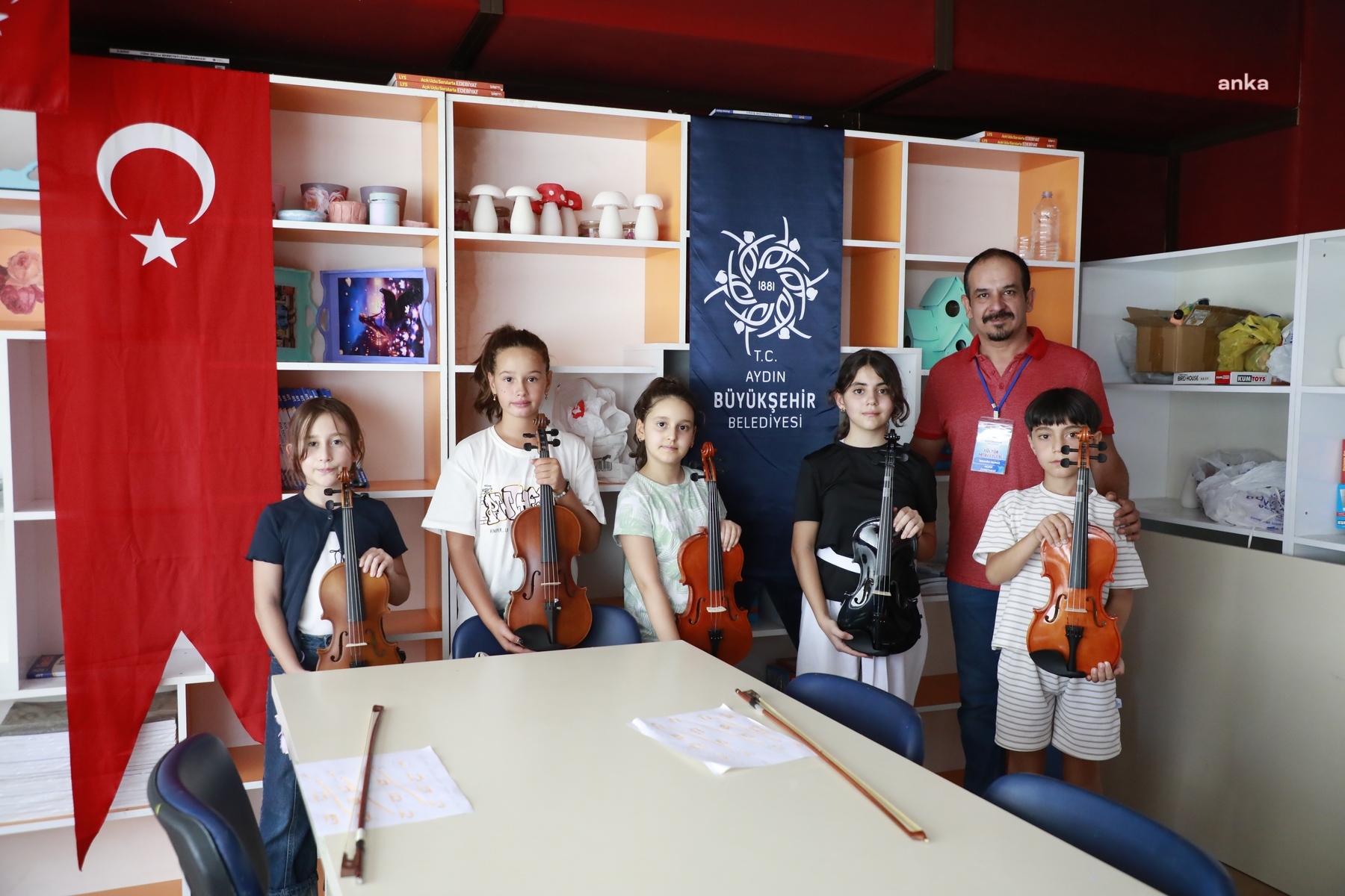 Aydın Büyükşehir Belediyesi'nin kursları ile minikler, keman çalmayı öğreniyor