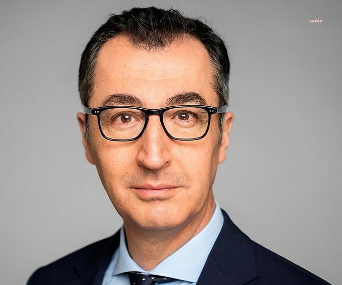 Cem Özdemir: Sosyal medya platformlarının 16 yaşından küçük çocuklar tarafından kullanılması yasaklanmalı