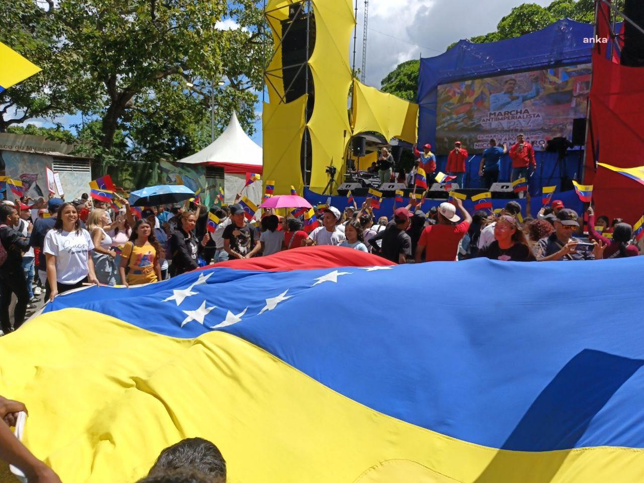 Venezuelalılar, ABD'nin yakalanması için vereceği ödülü 50 milyon dolara çıkarttığı Maduro'ya destek amacıyla sokaklara çıktı