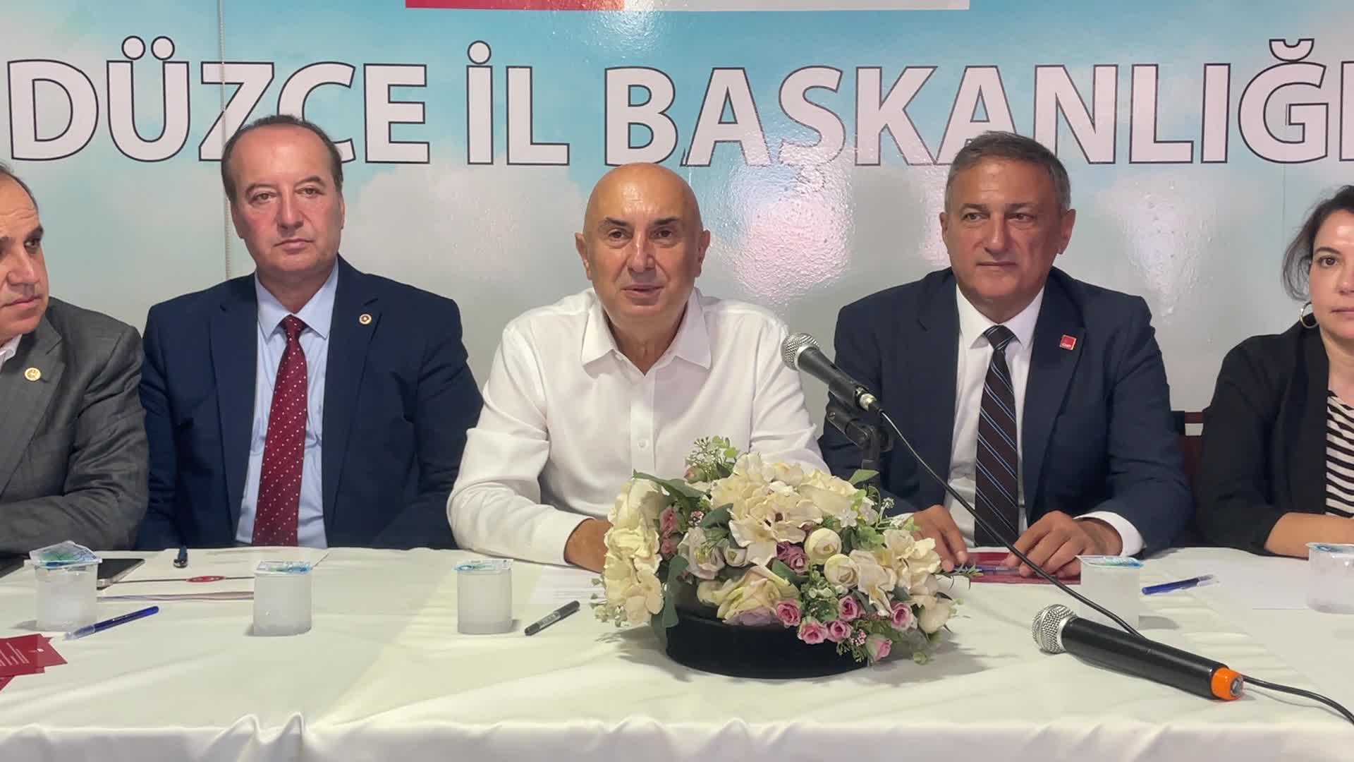 CHP milletvekilleri ve PM üyeleri sahada... Düzce'de konuşan Engin Özkoç: "Ekrem İmamoğlu milletin adayıdır, masumdur, mağdurdur ve tutsaktır"
