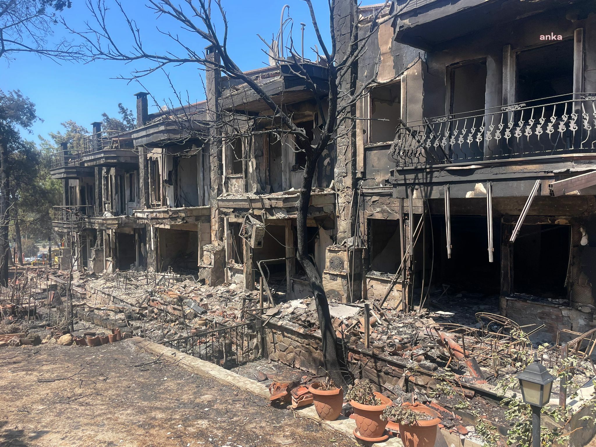 Çanakkale’de yangın...Evi yanan yurttaşlar: "Evlerimiz değil hayallerimiz yandı"
