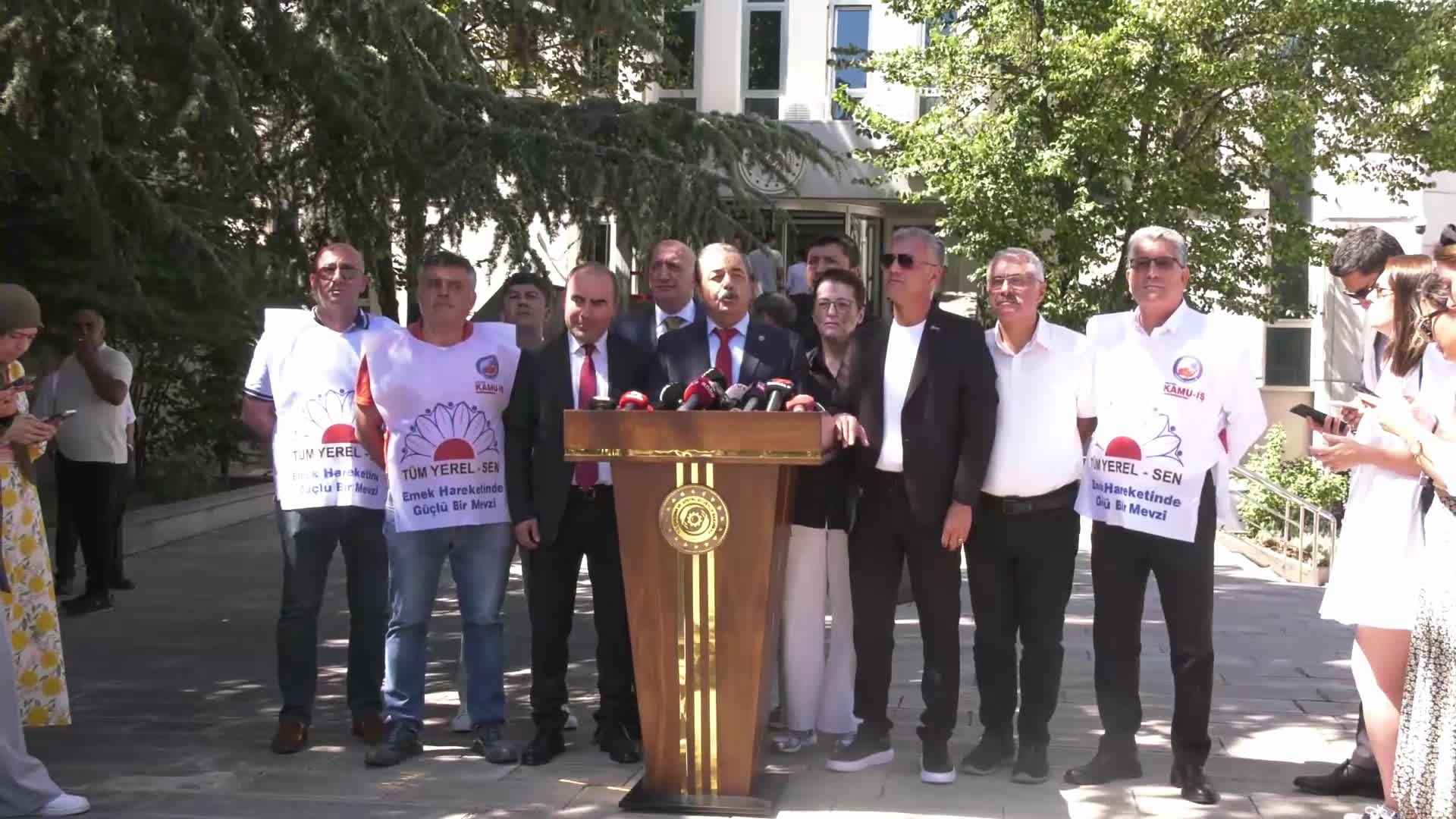 Hükümetin memur ve memur emeklileri için zam teklifine tepki... Orhan Yıldırım: Birleşik Kamu İş olarak ceketleri çıkarıyoruz. Sokaklar memurların sesiyle inleyecek