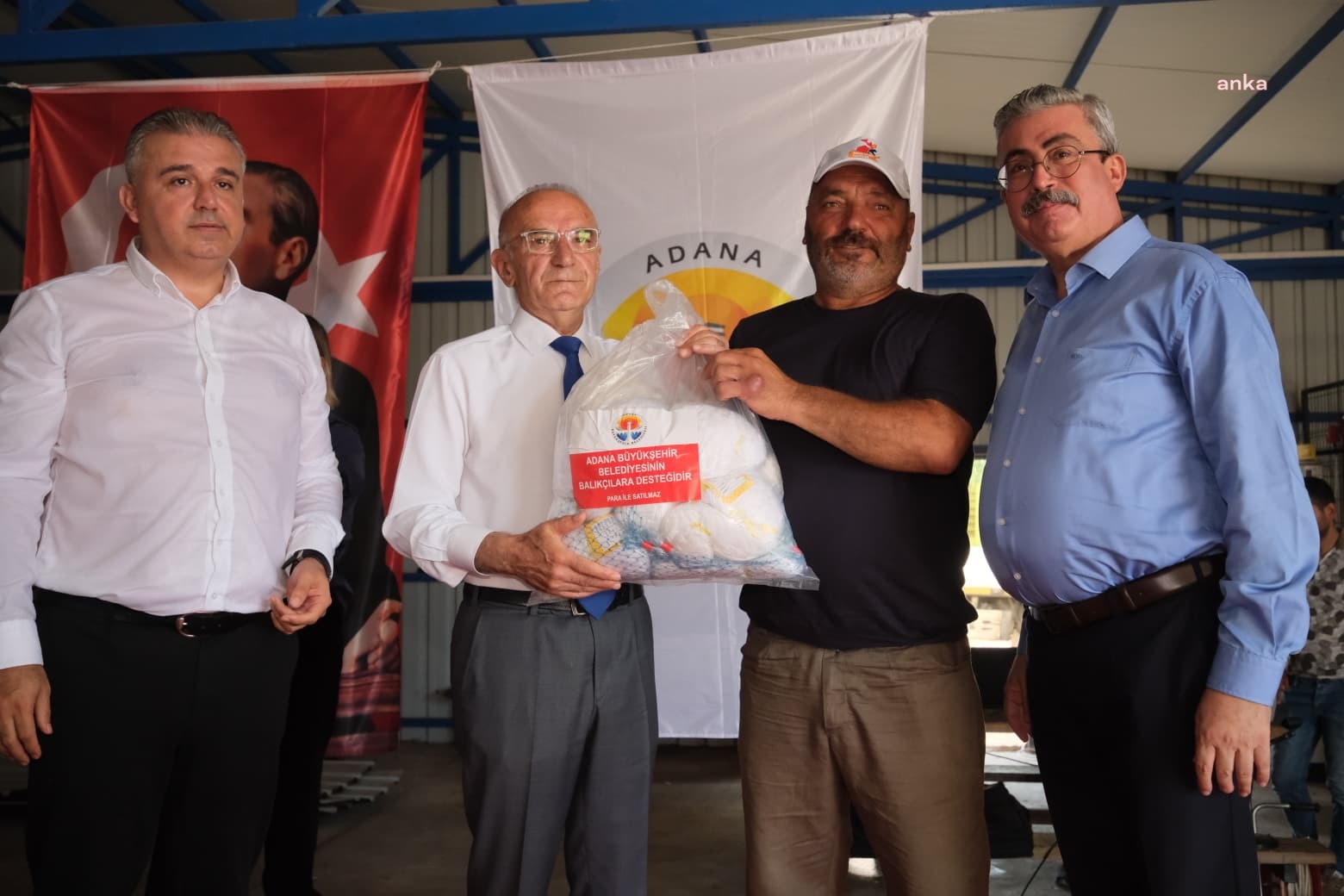 Adana Büyükşehir Belediyesi'nden Karataş balıkçısına malzeme desteği