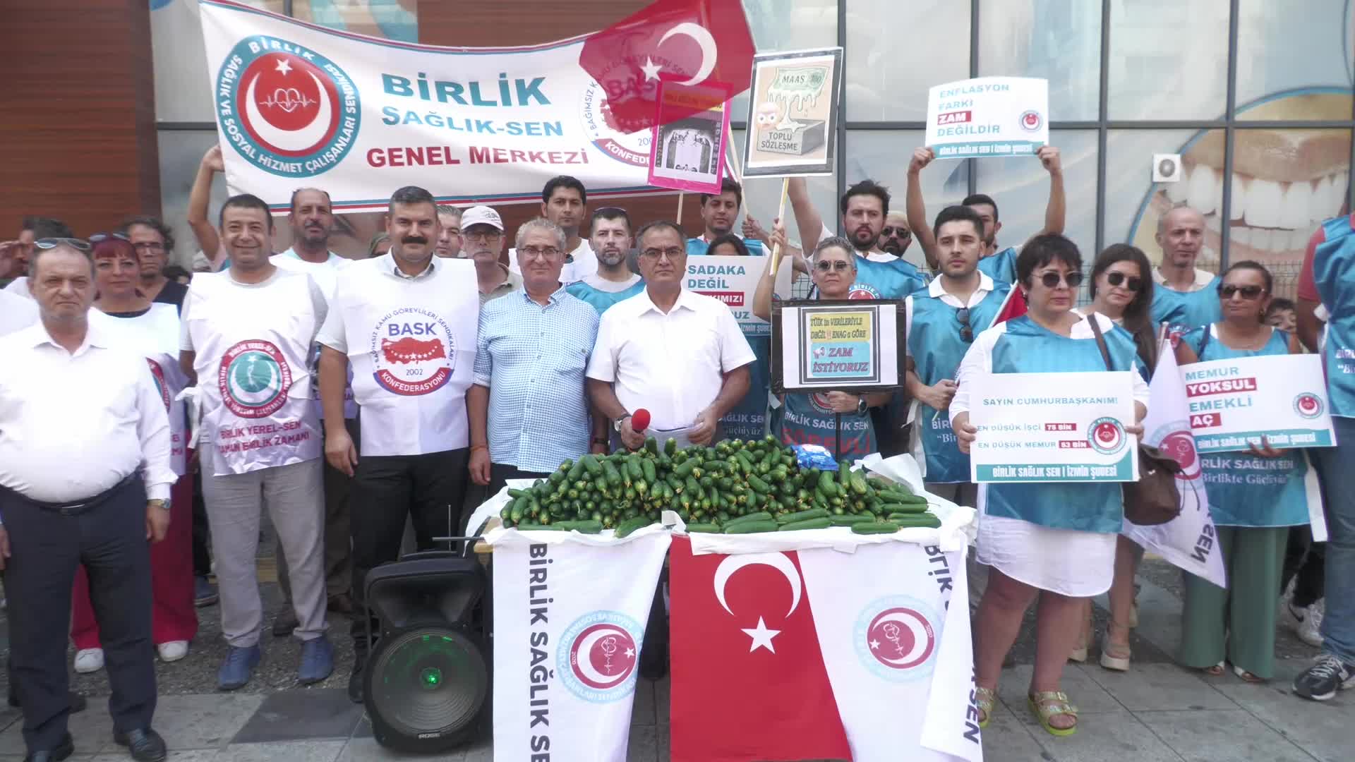 Birlik Sağlık-Sen'den hükümetin zam teklifine salatalıklı protesto: Bundan cacık olur TİS masasından bir cacık olmaz