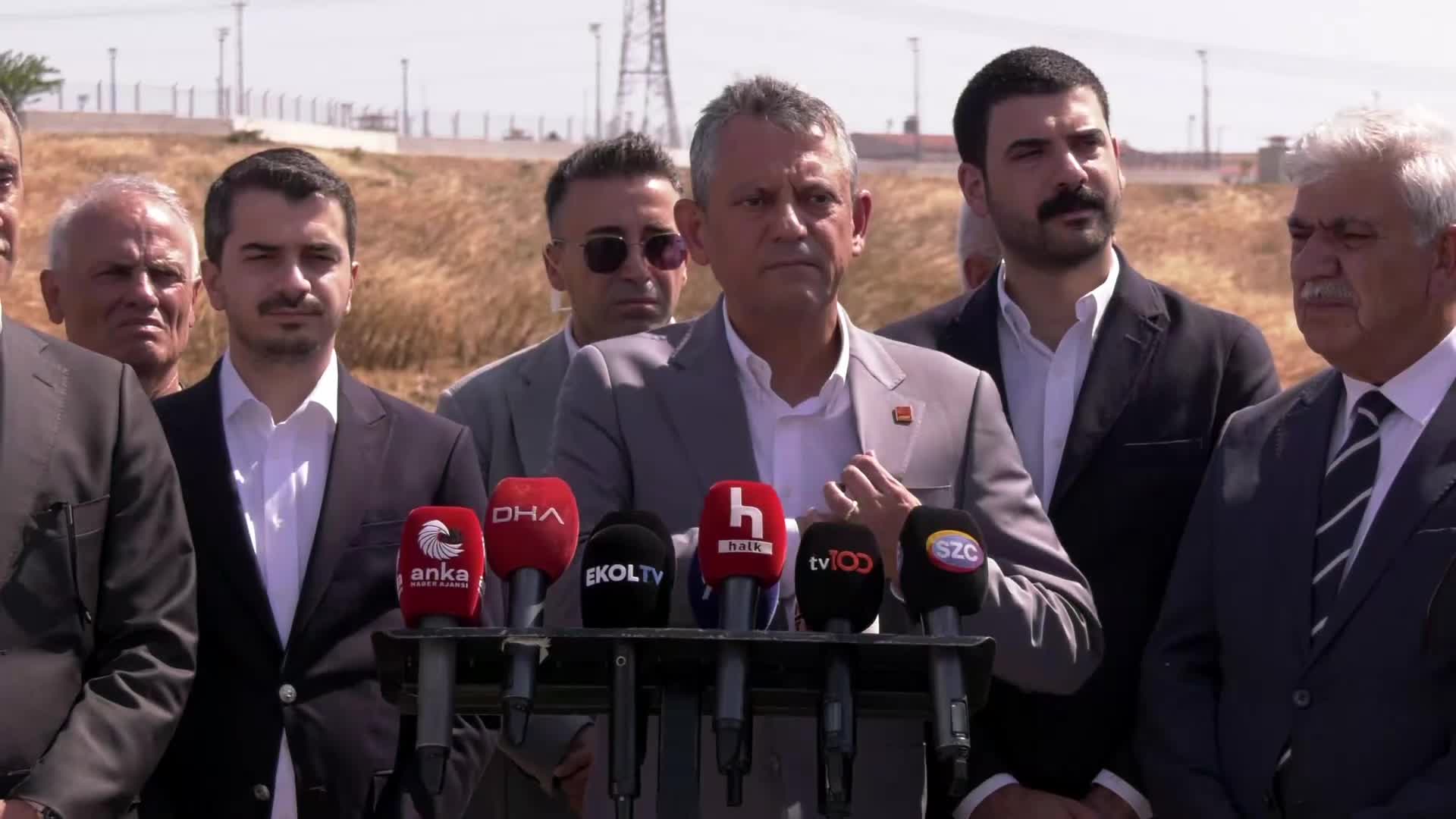 Özgür Özel, Silivri’de tutuklu bulunanları ziyaret etti... Özgür Özel'den Özlem Çerçioğlu yanıtı: "'Ya içeriye tıkkıl ya AK Parti’ye katıl' formülüyle Özlem Çerçioğlu yarın AK Parti’yi aydınlatacakmış, olmaz olsun öyle aydınlanma"
