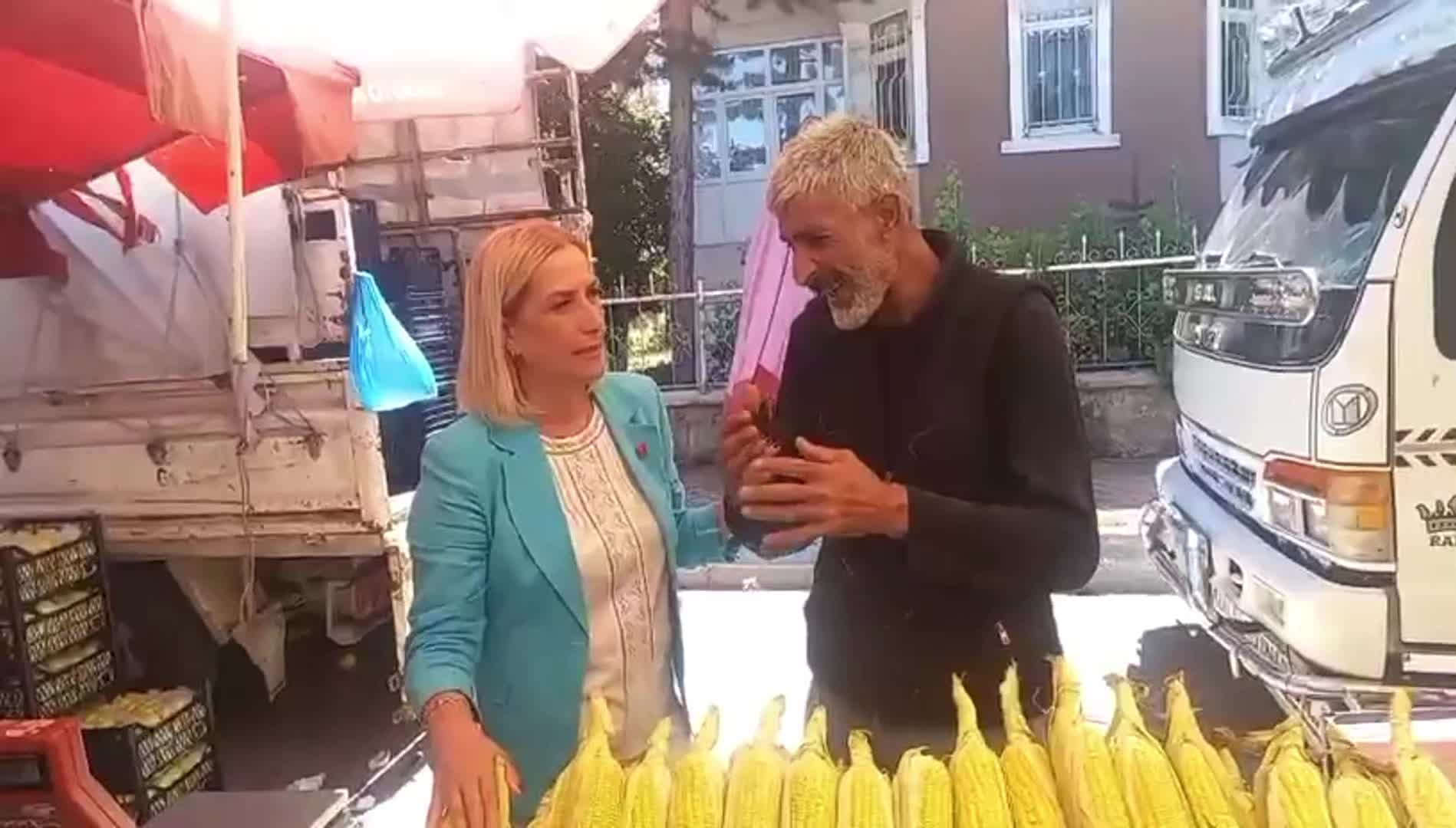 CHP milletvekilleri ve PM üyeleri sahada… Pazarcı esnaf: Bir kuru can, kuru canımdan başka bir şeyim yok