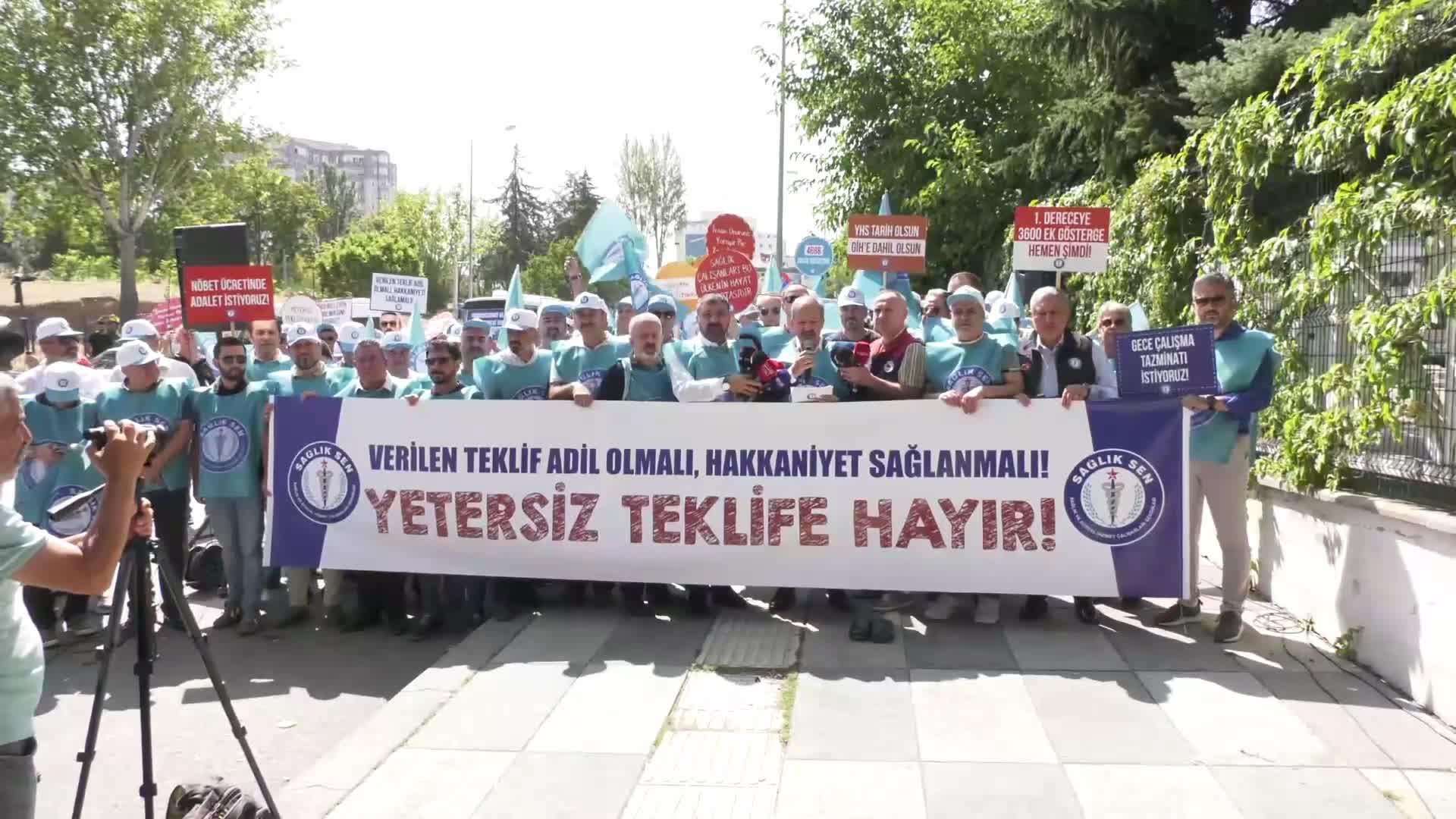 Sağlık-Sen üyeleri, hükümetin zam teklifini Çalışma ve Sosyal Güvenlik Bakanlığı önünde protesto etti