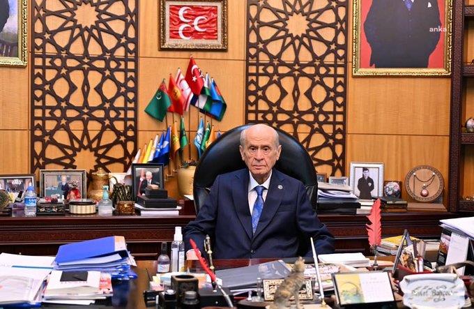 Devlet Bahçeli'den AK Parti'ye kuruluş yıl dönümü için 1071 kırmızı güllü çiçek aranjmanı