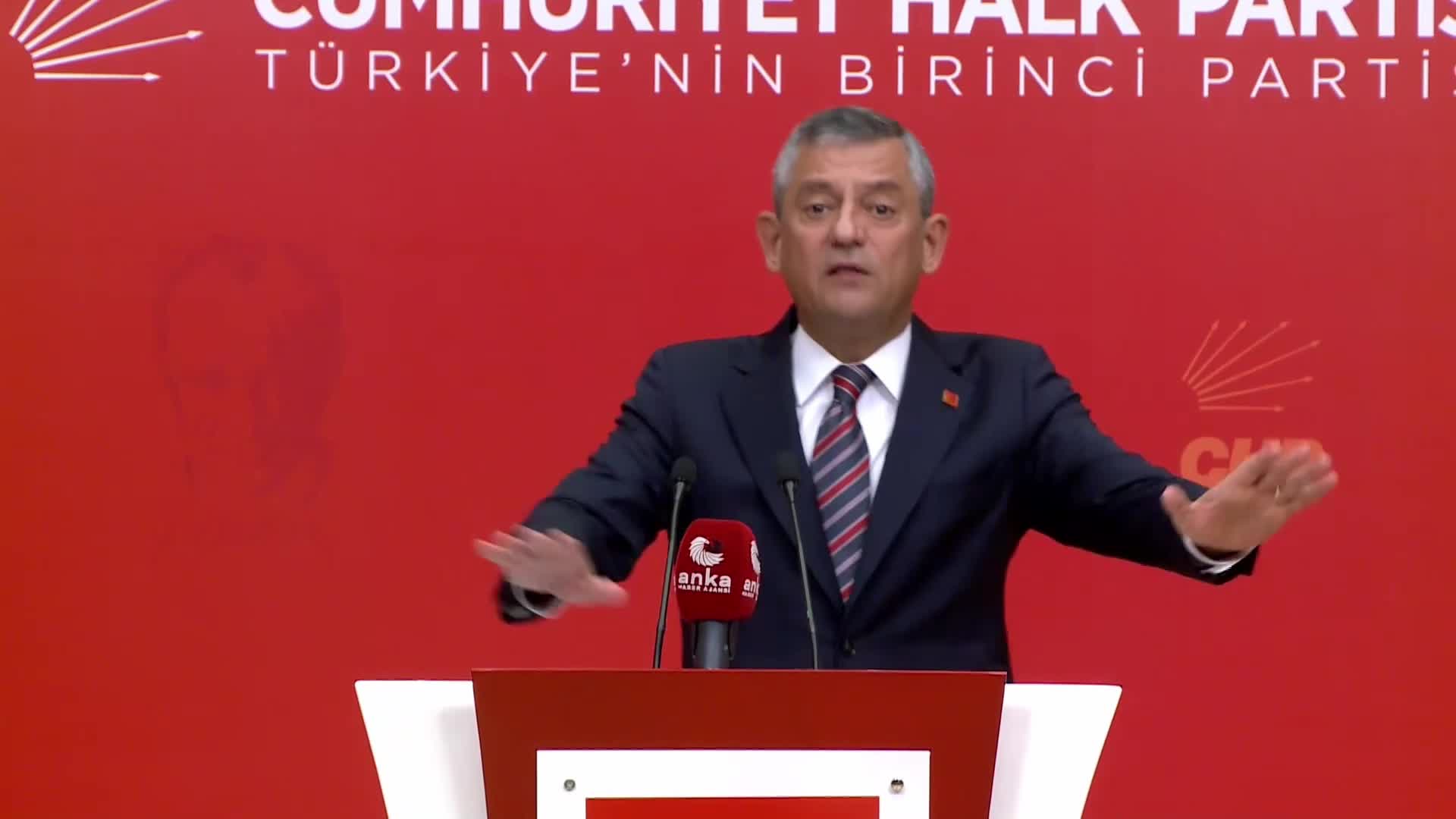 Özgür Özel, 'İBB Borsası'na ilişkin belge açıkladı... Özel: "Mücahit Birinci, Murat Kapki'ye ‘bunu imzalayacaksın, üstüne de 2 milyon dolar vereceksin, buradan tıpış tıpış çıkış gideceksin’ dedi"