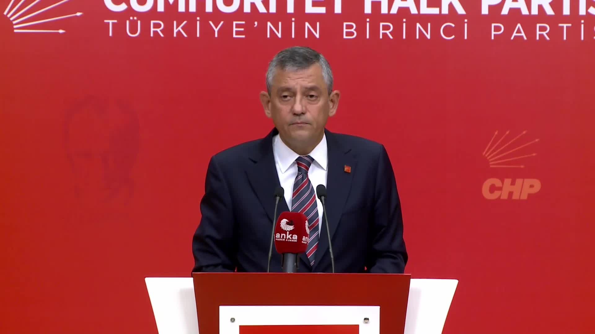 Özgür Özel, "İBB Borsası'na ilişkin belge açıkladı... Adalet Bakanı'na seslenen Özel: "Partinin kurulduğu günde HSK’yı olağanüstü toplantıya çağıracaksın"