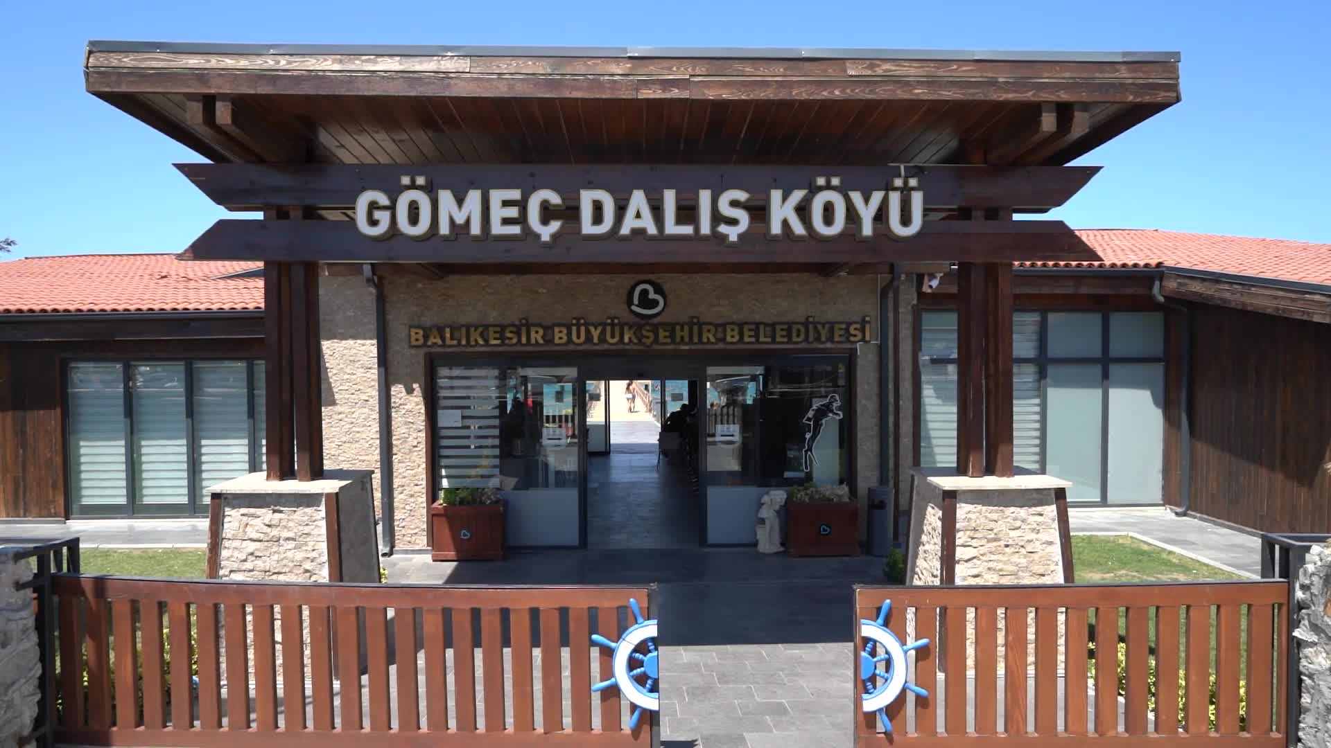 Balıkesir Büyükşehir Belediyesi'nin deniz tatili çocukları sevindirdi