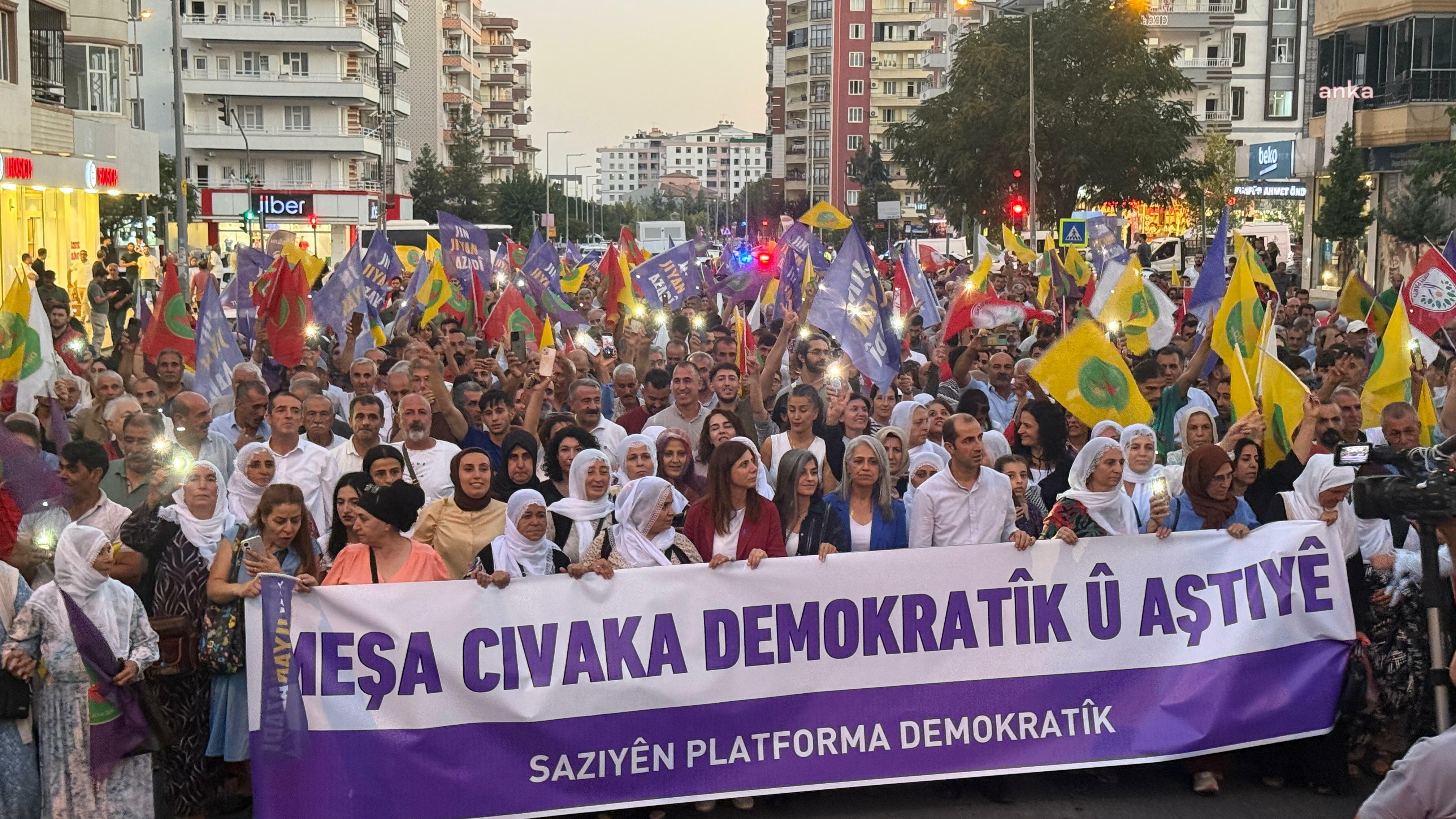 Diyarbakır’da “Demokratik Toplum Yürüyüşü… DBP Eş Genel Başkanı Uçar: Bu ülke HTŞ ile sınır komşusu olmayı kabul ediyor, Kürt halkıyla niye sınır komşusu olamıyor?
