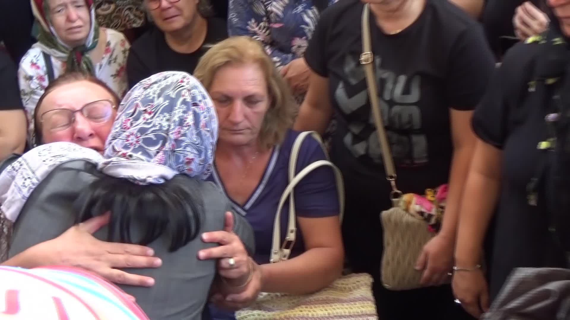 Otomobil kazasında ölen iki genç Edirne’de toprağa verildi