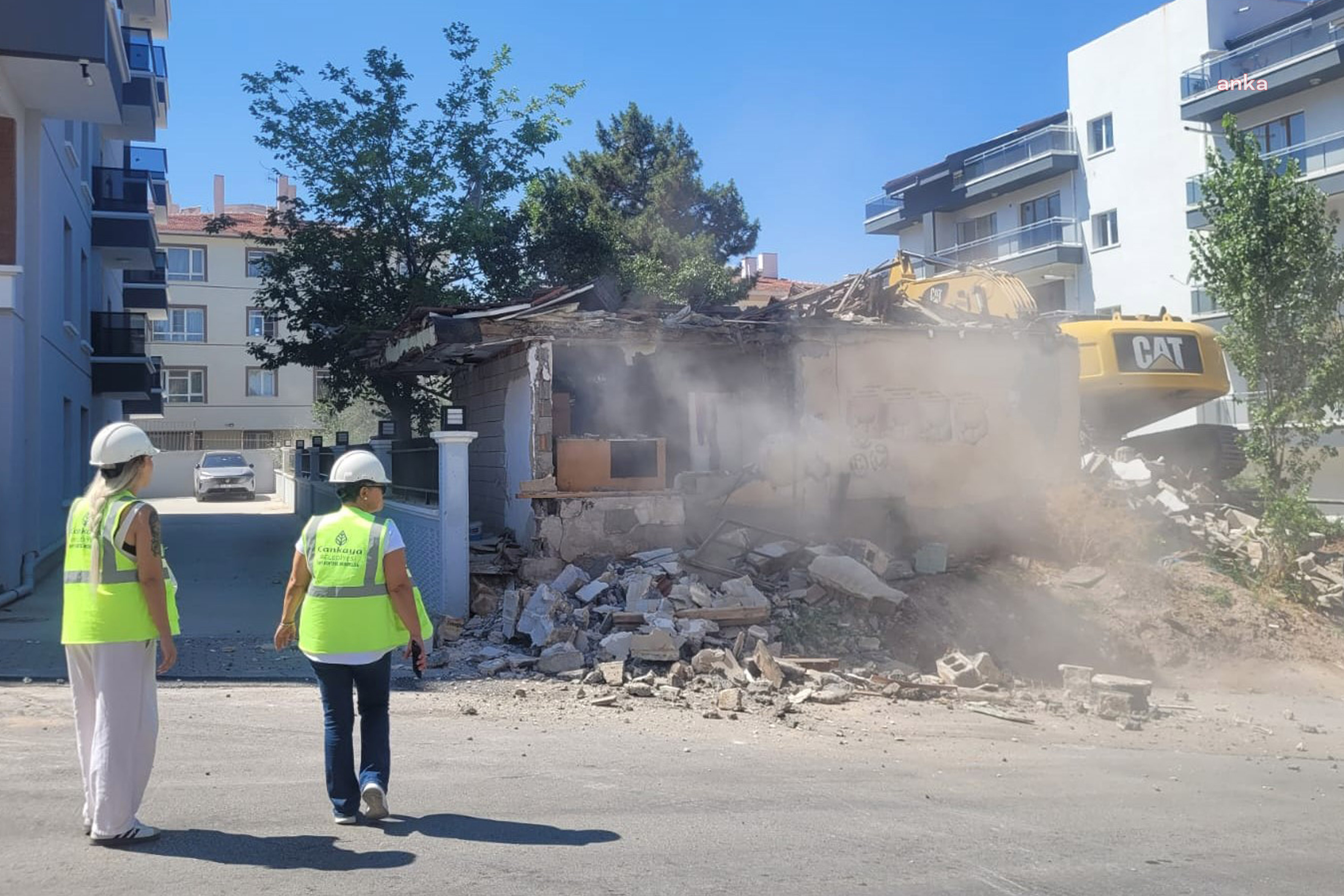 Çankaya'da tehlikeli yapıların yıkımı sürüyor