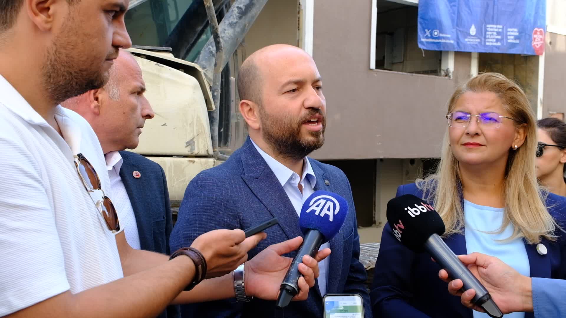 İstanbul'da yüksek riskli binaların yıkımı Bakırköy'de devam ediyor...Oktay Özel: “Yüksek riskli yapıda oturan 40 bin kişinin hayatı kurtuldu”