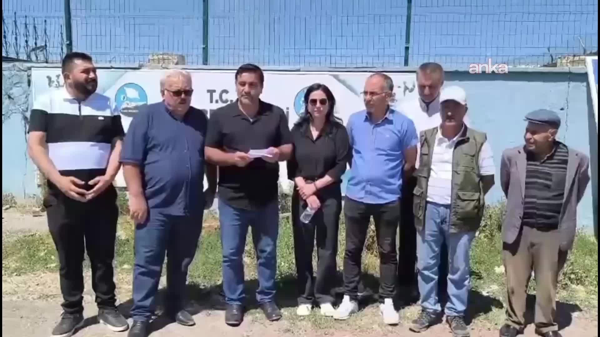 DEM Parti'den Kars Belediyesi'ne ait hayvan barınağı önünde açıklama: "Birçok hayvan şuanda aç, hasta ve susuz"
