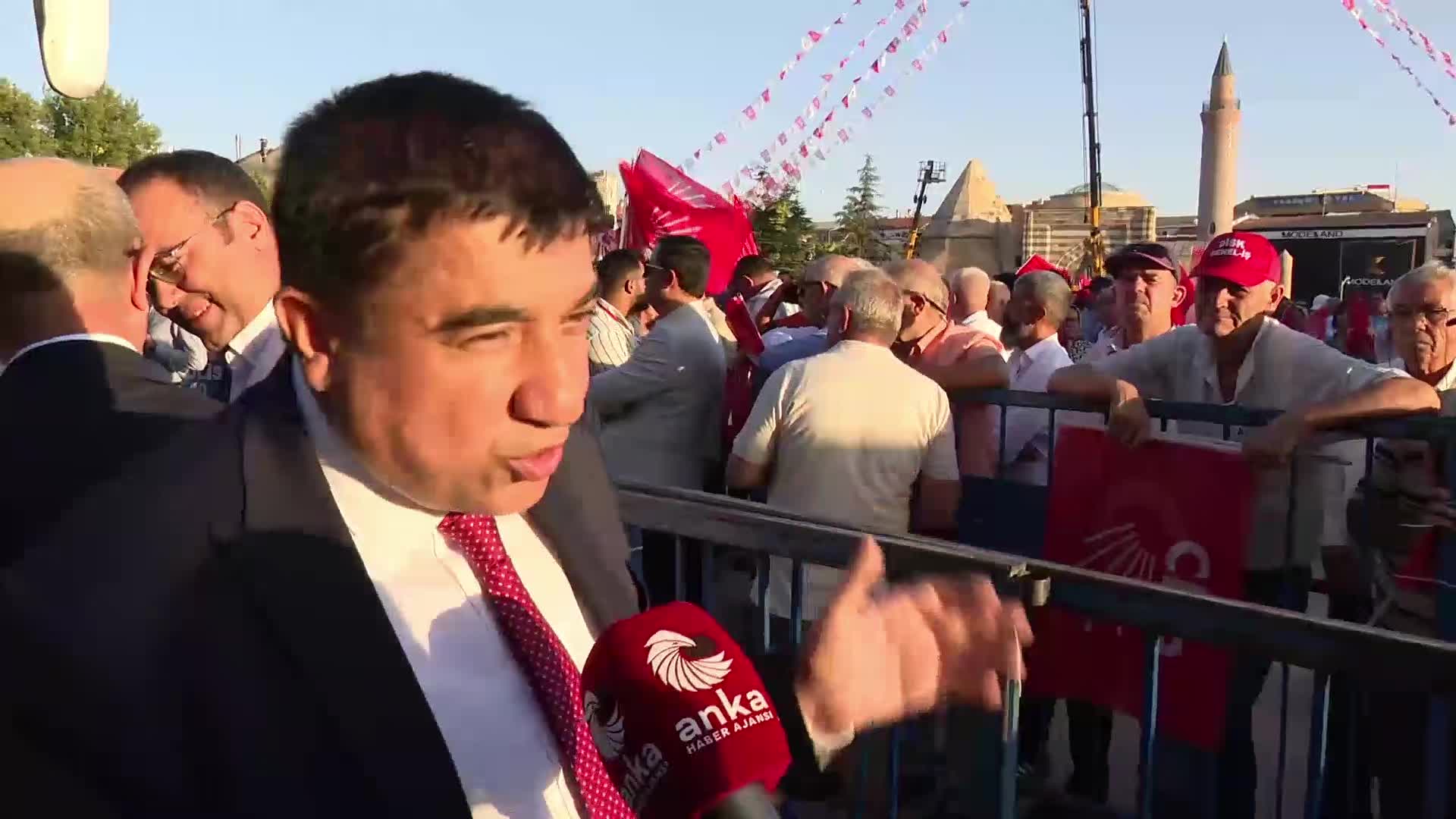 CHP'nin Kırşehir mitingi... Metin İlhan: Belediye başkanlarımızın yakasını bırakın, insanlar görevlerini yapsınlar, özgürlüğüne kavuşsunlar