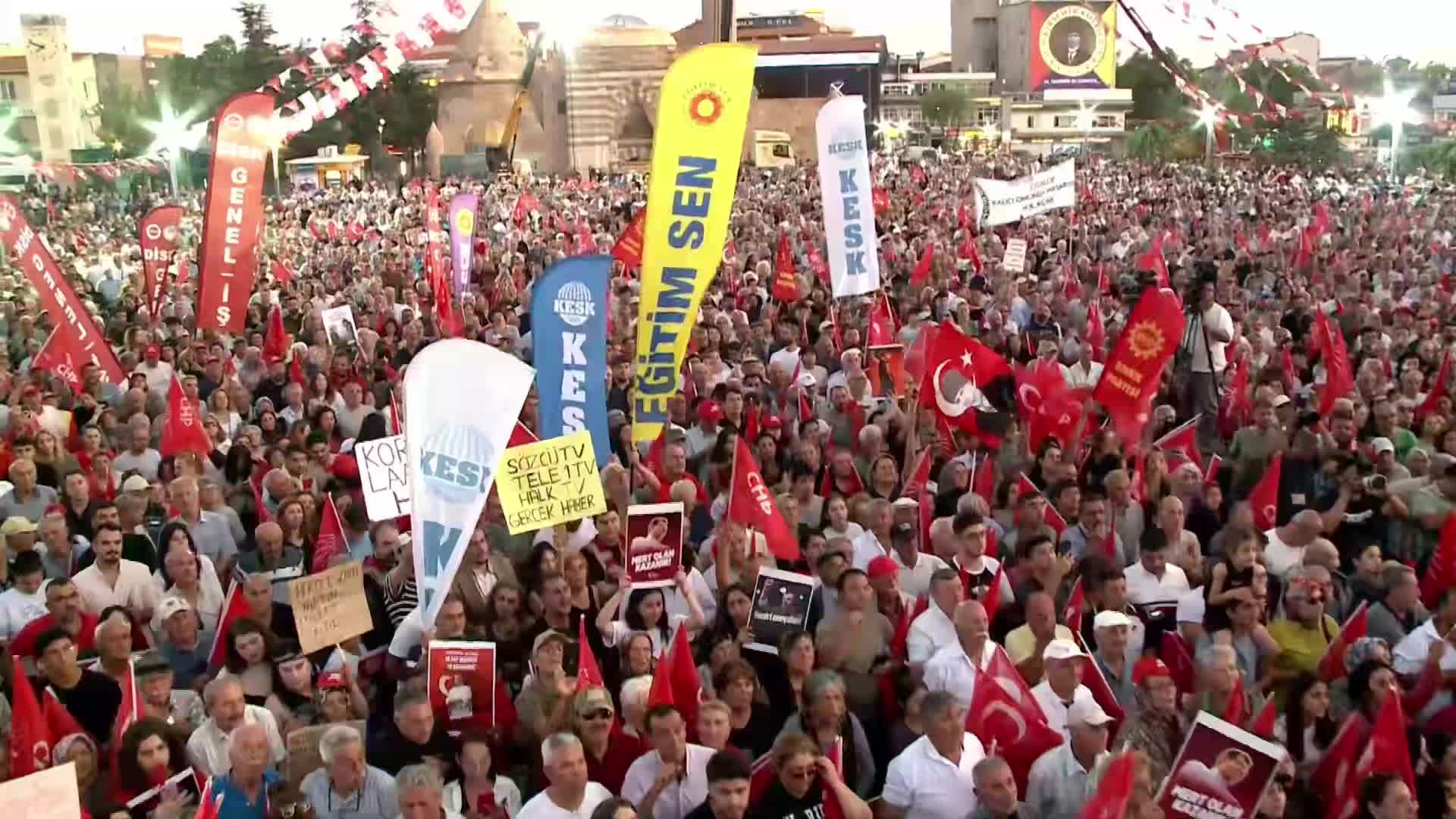 CHP'nin "Millet İradesine Sahip Çıkıyor" mitingi... Özgür Özel'den Erdoğan'a: "Kırşehir'deyiz. Meydan 'istifa, istifa' diye inliyor"