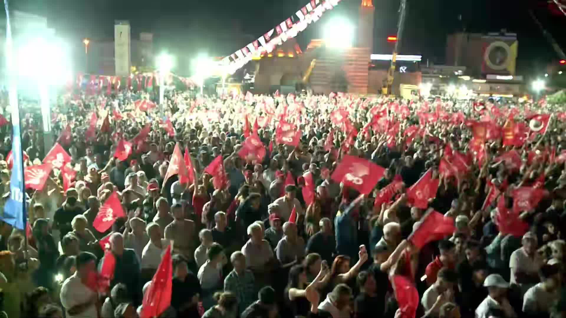 CHP'nin "Millet İradesine Sahip Çıkıyor" mitingi... Özgür Özel: Oylarıyla alamadıkları Aydın'da yaptıkları gibi bir hile ve desiseyi bu sefer Beyoğlu'nda yargı eliyle yapmak için İnan'ımıza saldırdılar