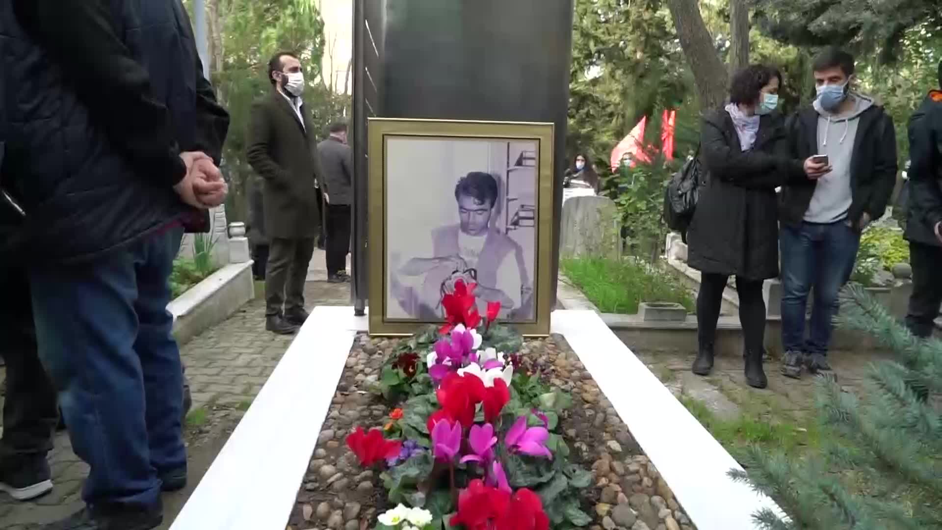 GAZETECİ METİN GÖKTEPE KATLEDİLİŞİNİN 25. YILINDA MEZARI BAŞINDA ANILDI