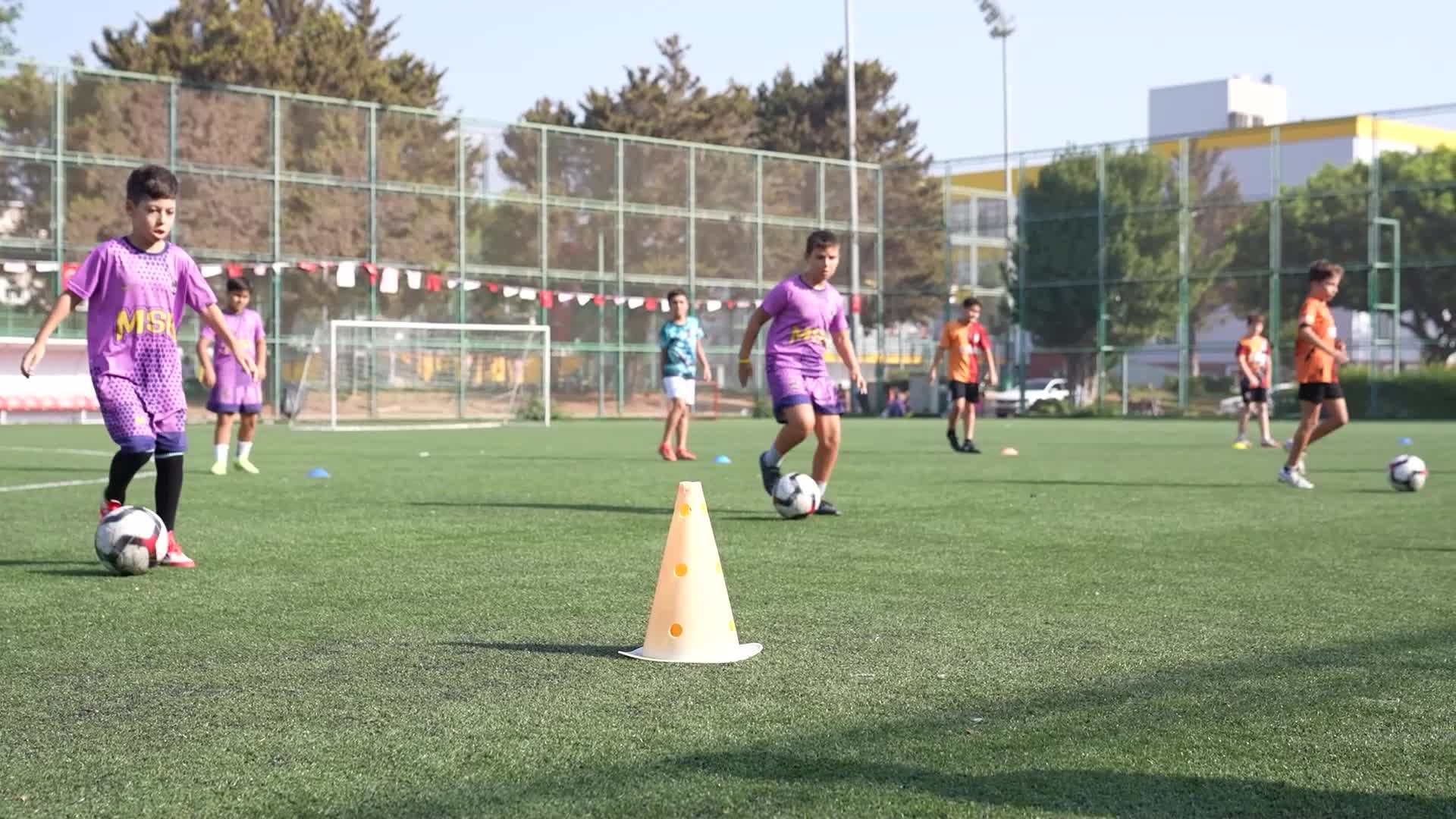 Mersin Büyükşehir Belediyesi'nin ücretsiz futbol kursu yıl boyunca devam ediyor