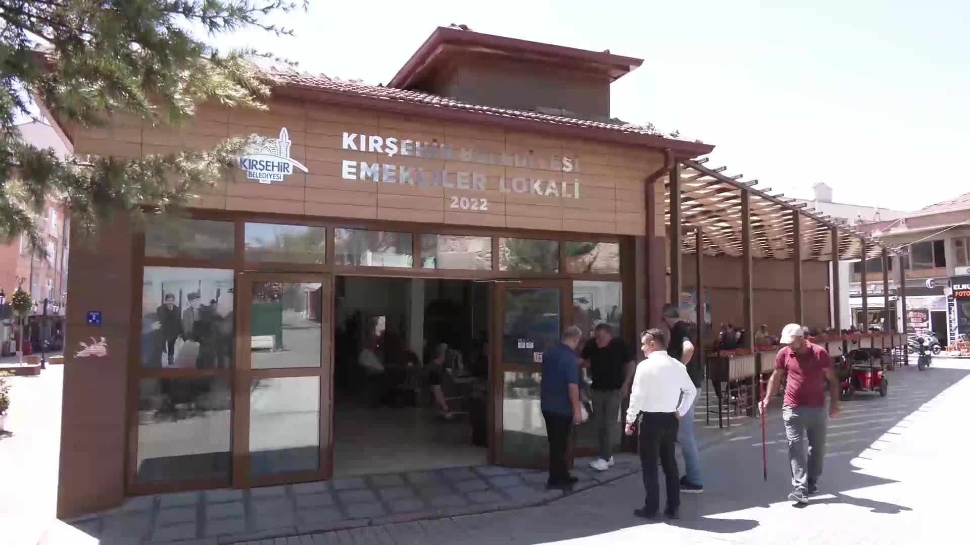 Emekli yurttaş: ''Bu memleketin iyi olmadığını kendi de biliyor. Maaş ayın 15'ine kadar yetiyor, 15'inden sonra borca"