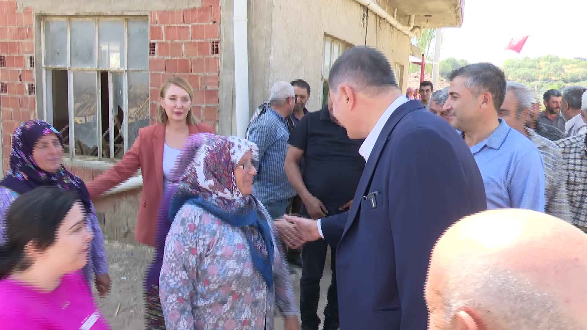 İzmir Büyükşehir Belediye Başkanı Tugay'dan Köseler Mahallesi'ne ziyaret