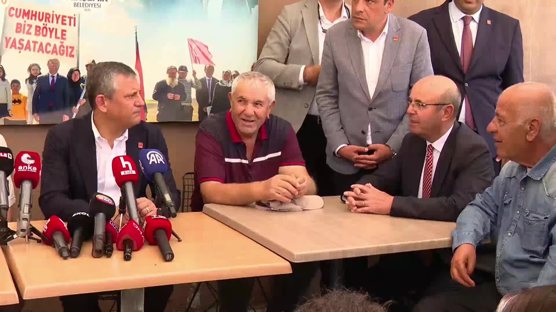 Özel, Kırşehir’de emekli lokalini ziyaret etti... 20 yıldır AK Partili olduğunu ifade eden emekliden Özel'e: "Vergimi yatırdım ama karşılığında şimdi geçinemez duruma geldim, artık AK Parti'ye oy vermeyeceğim"